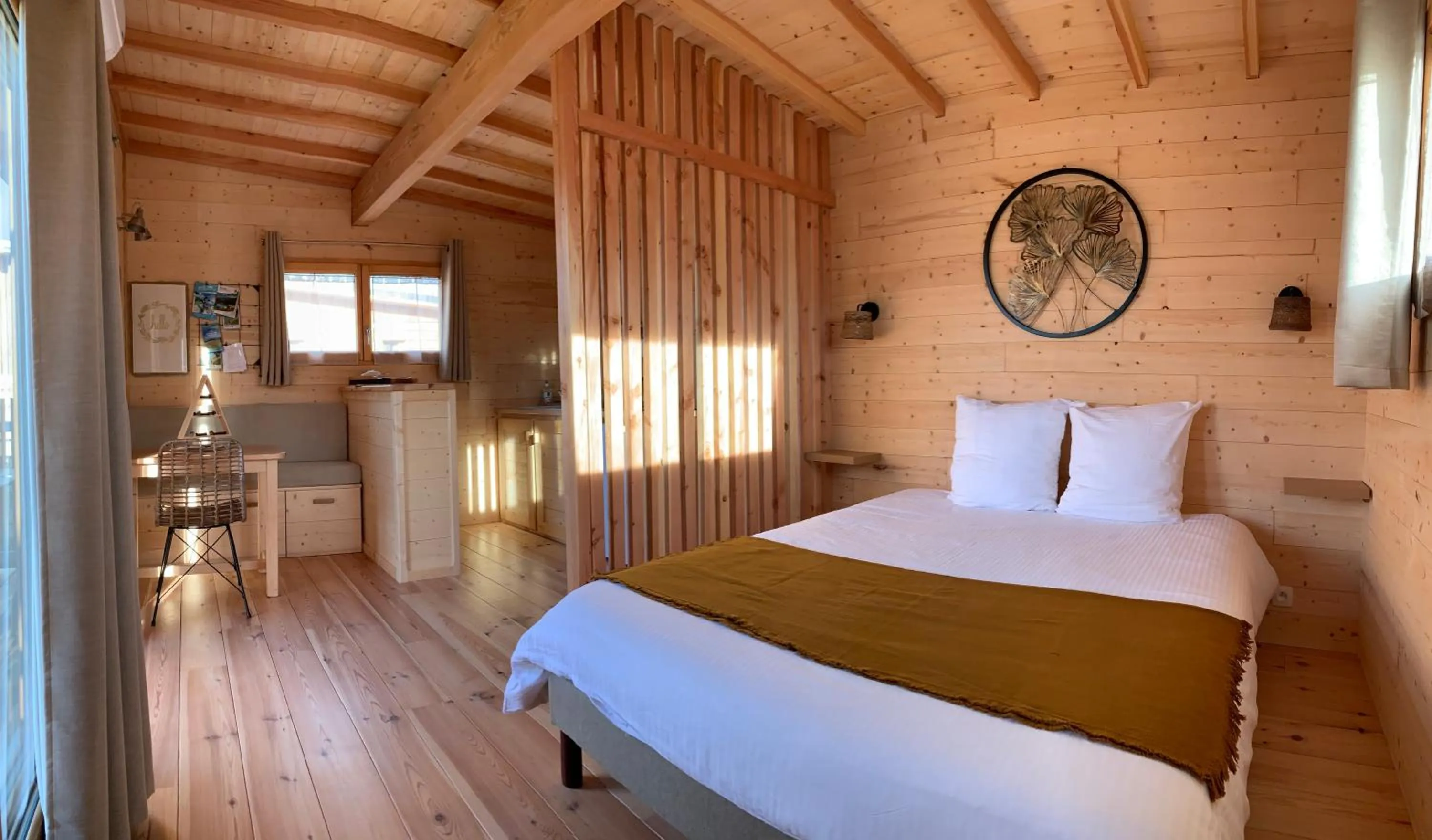 Photo of the whole room, Bed in Les Lodges de la ViaRhôna / cabane-spa