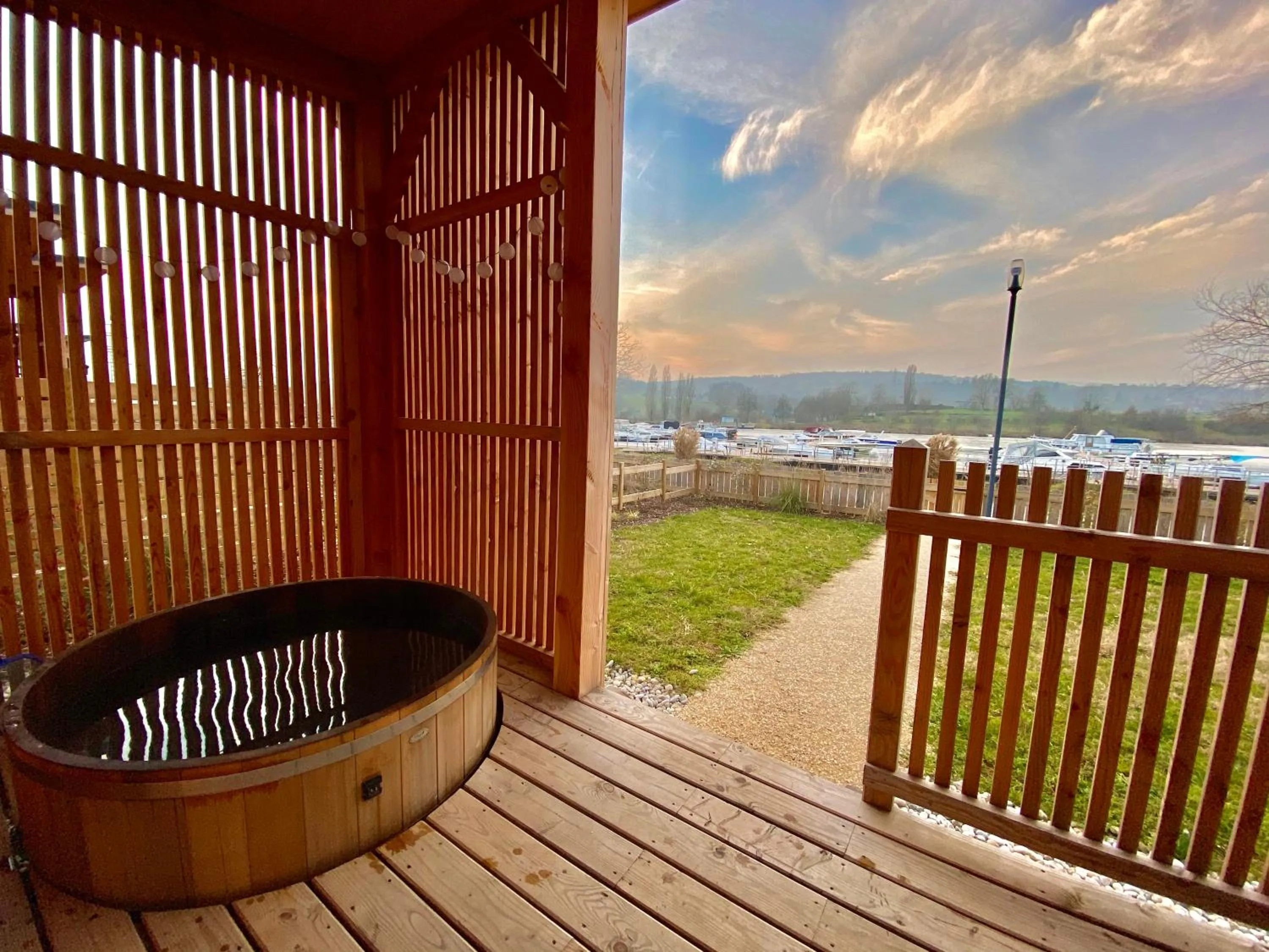 Hot Spring Bath in Les Lodges de la ViaRhôna / cabane-spa