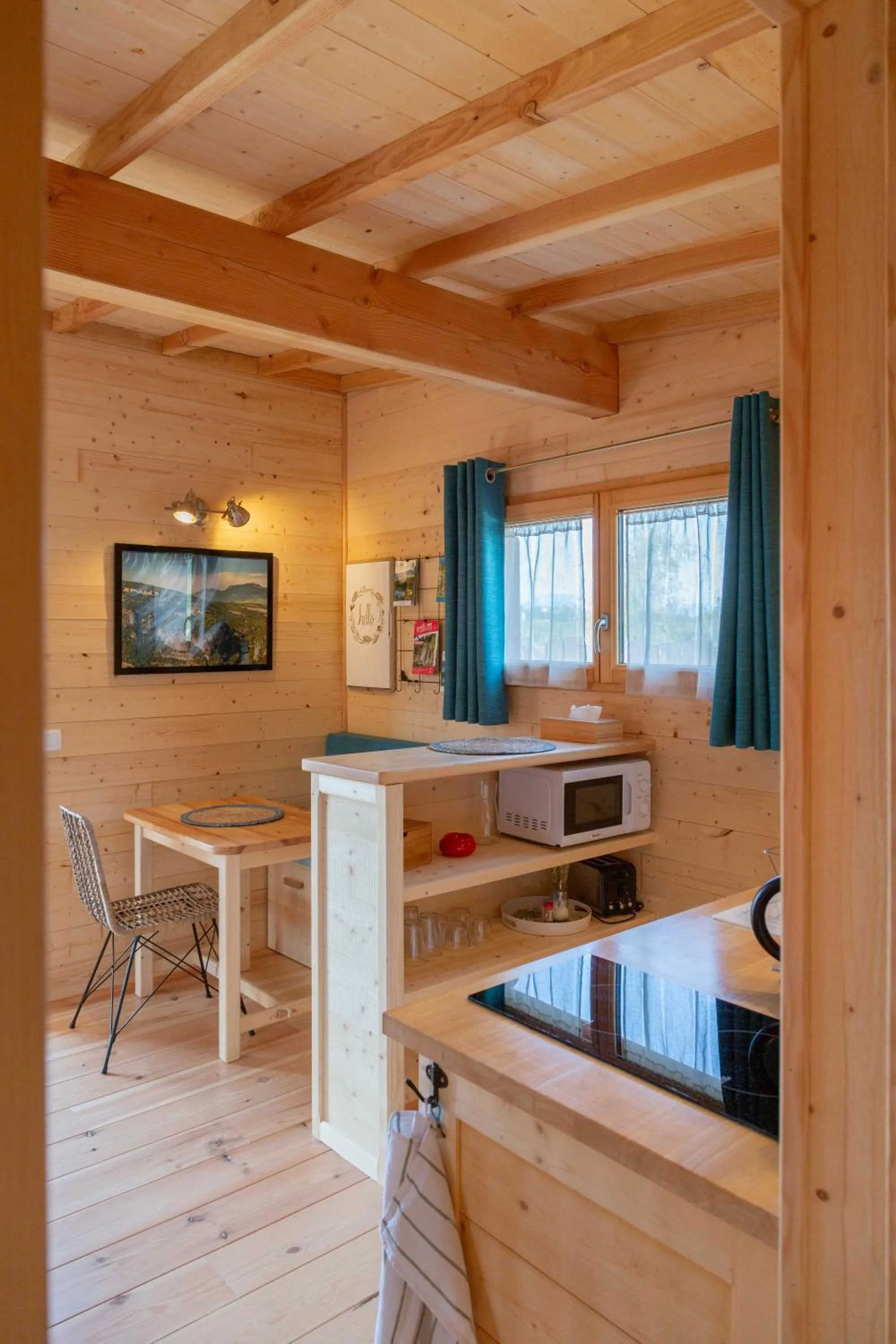 Dining area in Les Lodges de la ViaRhôna / cabane-spa