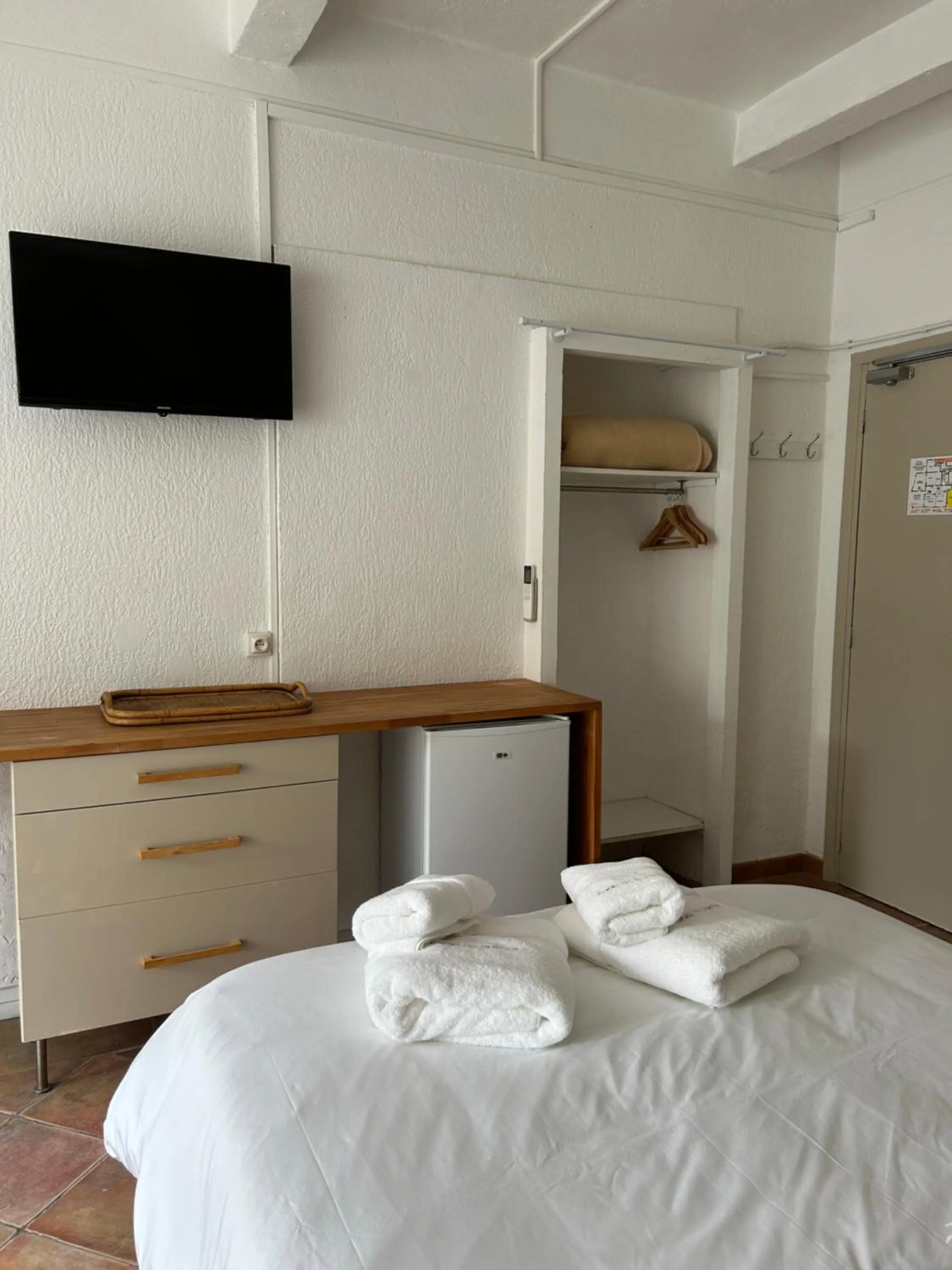 Bed in Hôtel L'Escale Au Soleil