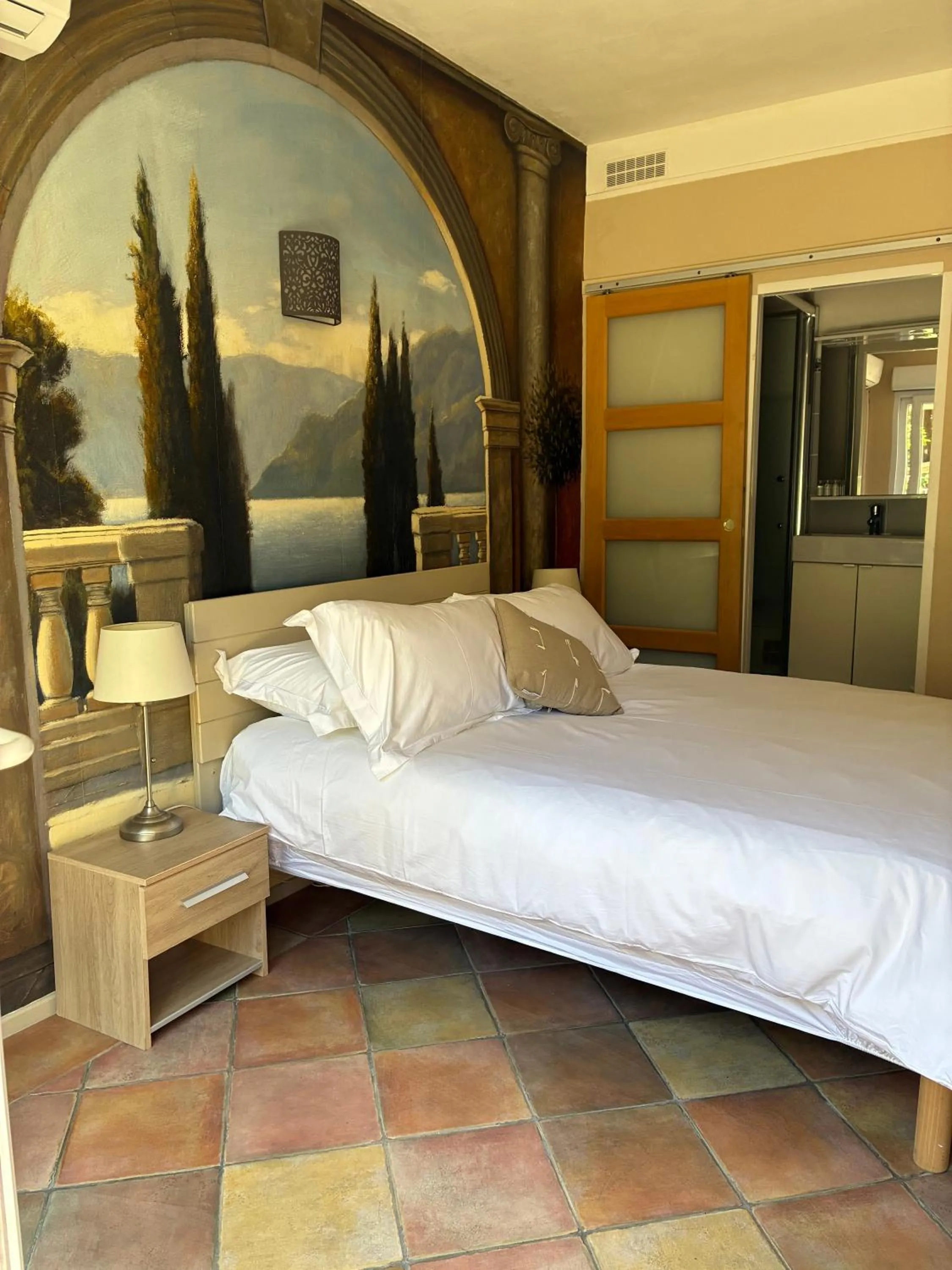 Bed in Hôtel L'Escale Au Soleil