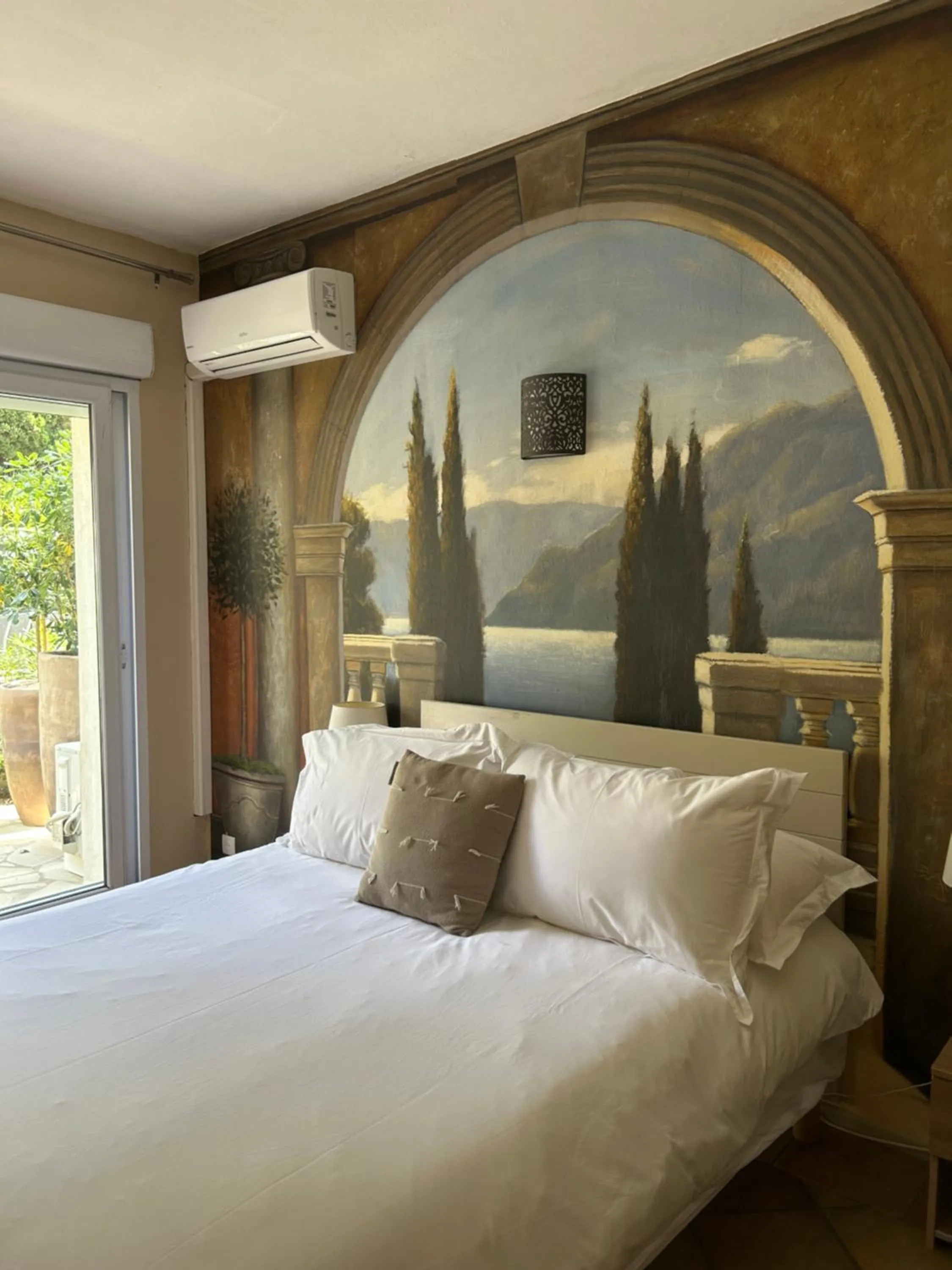 Bed in Hôtel L'Escale Au Soleil