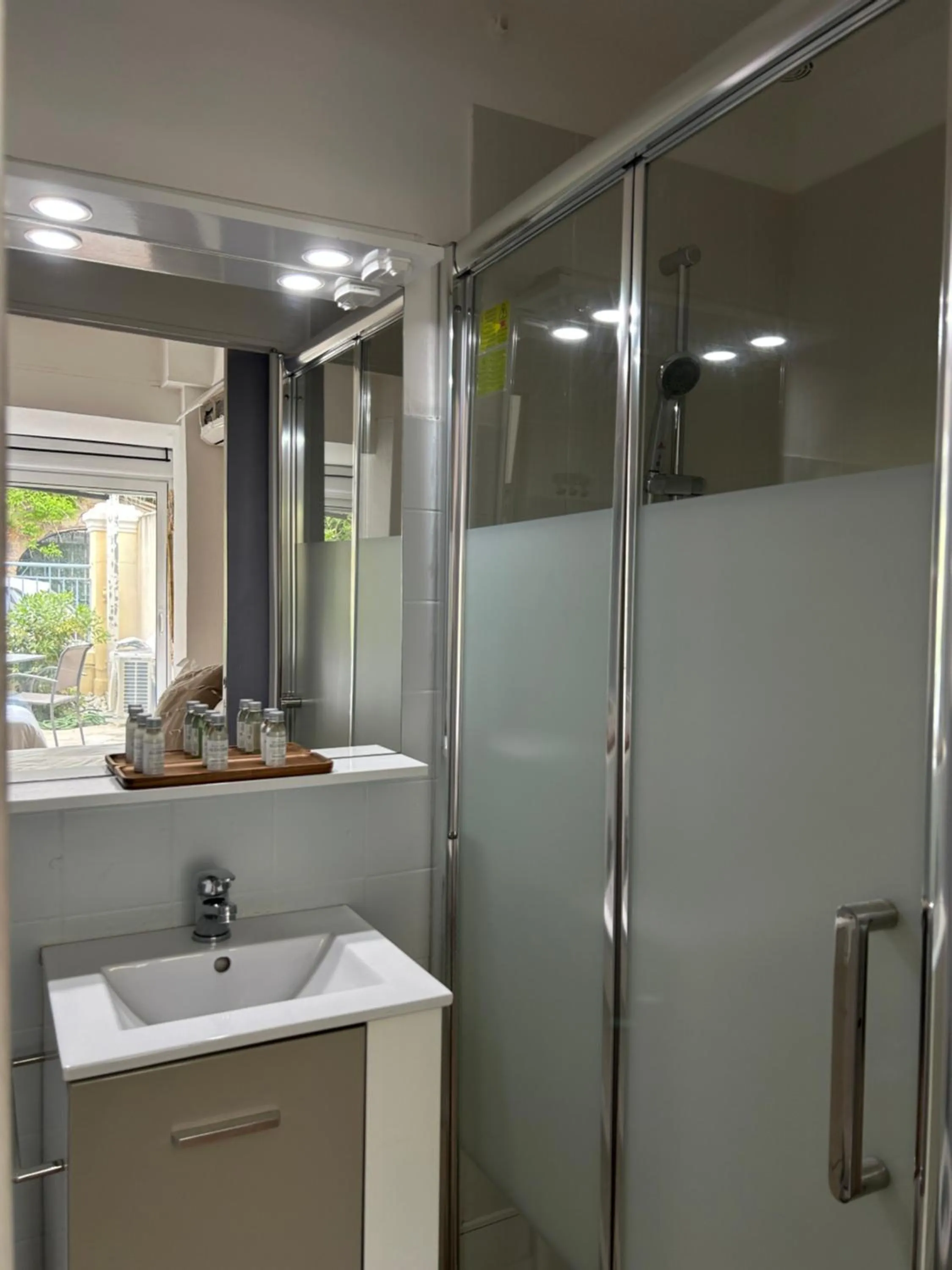 Shower in Hôtel L'Escale Au Soleil