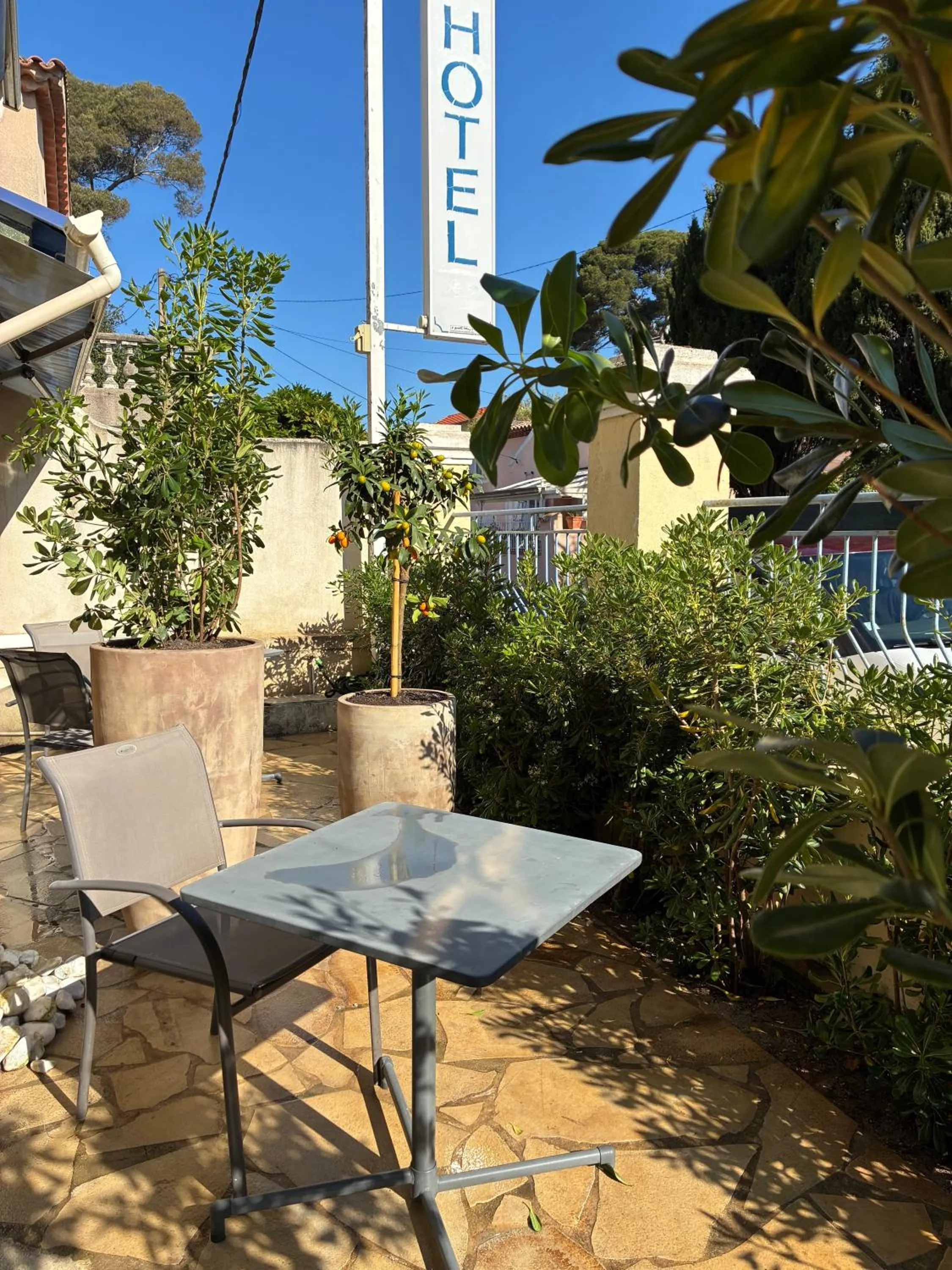 Patio in Hôtel L'Escale Au Soleil