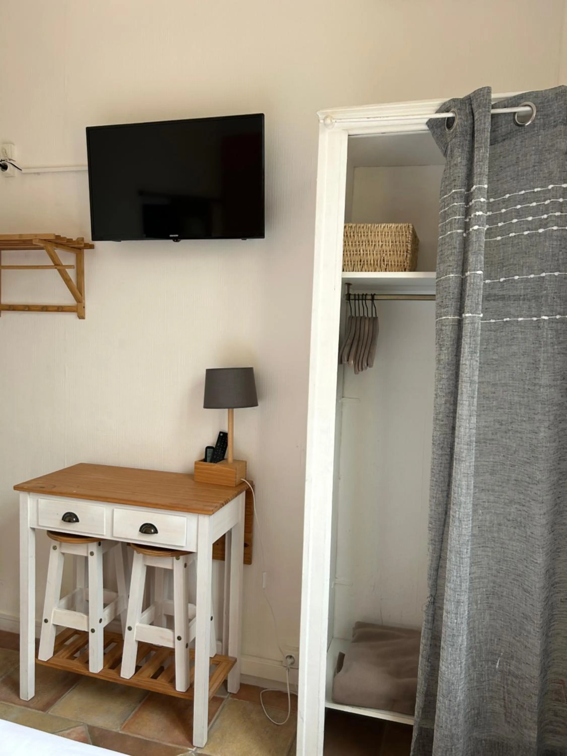 TV and multimedia in Hôtel L'Escale Au Soleil