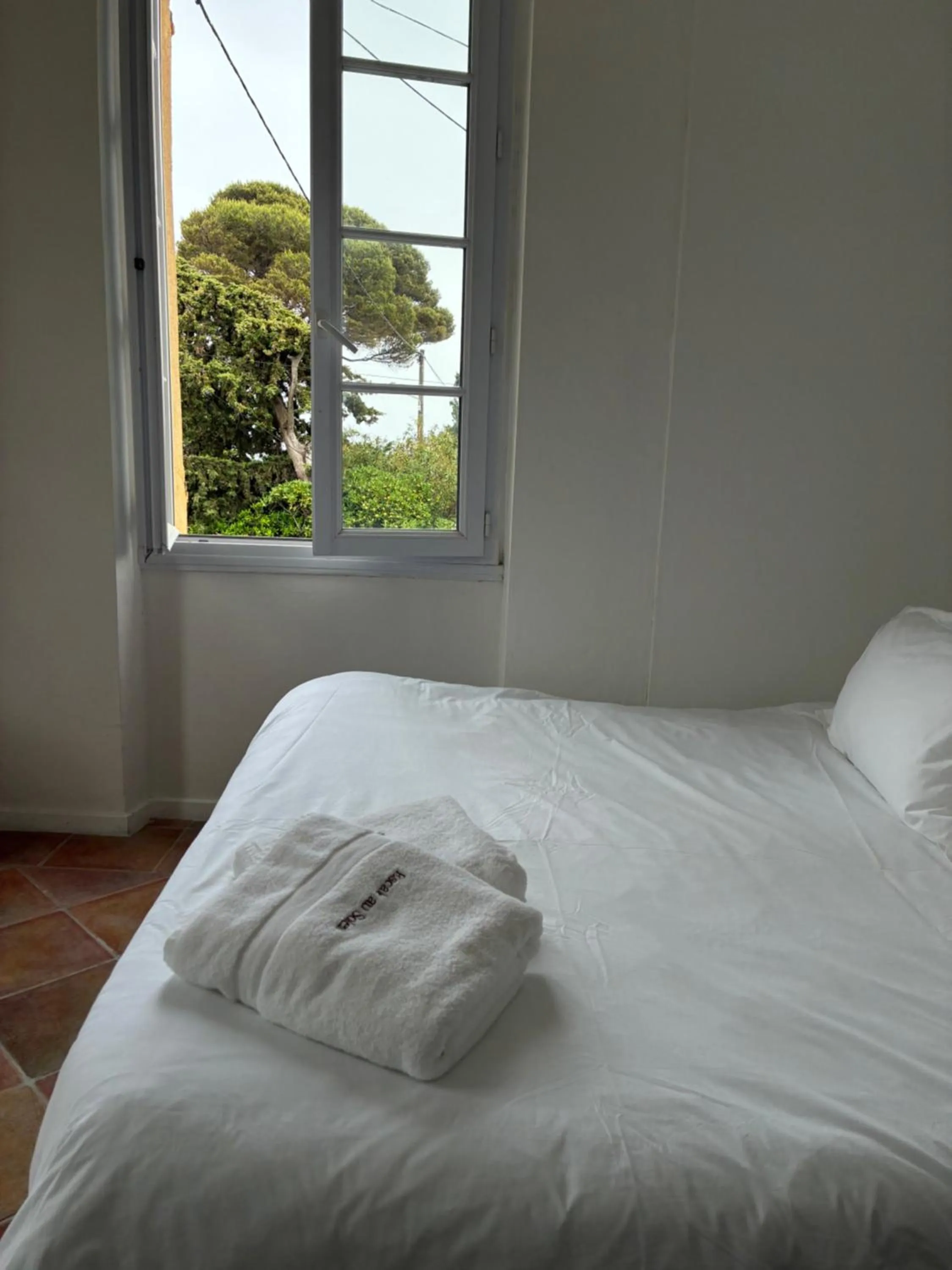Bed in Hôtel L'Escale Au Soleil