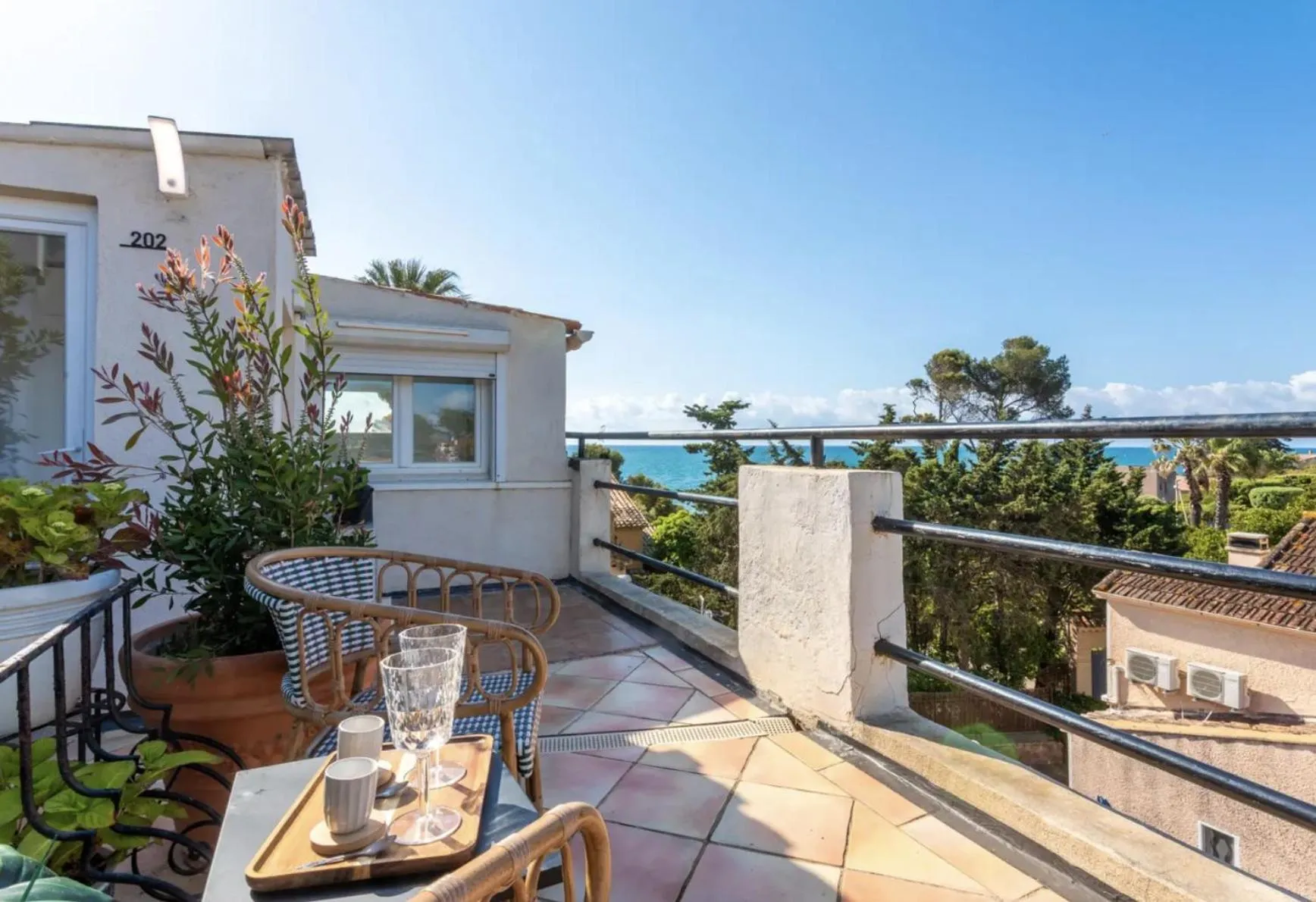 Patio in Hôtel L'Escale Au Soleil