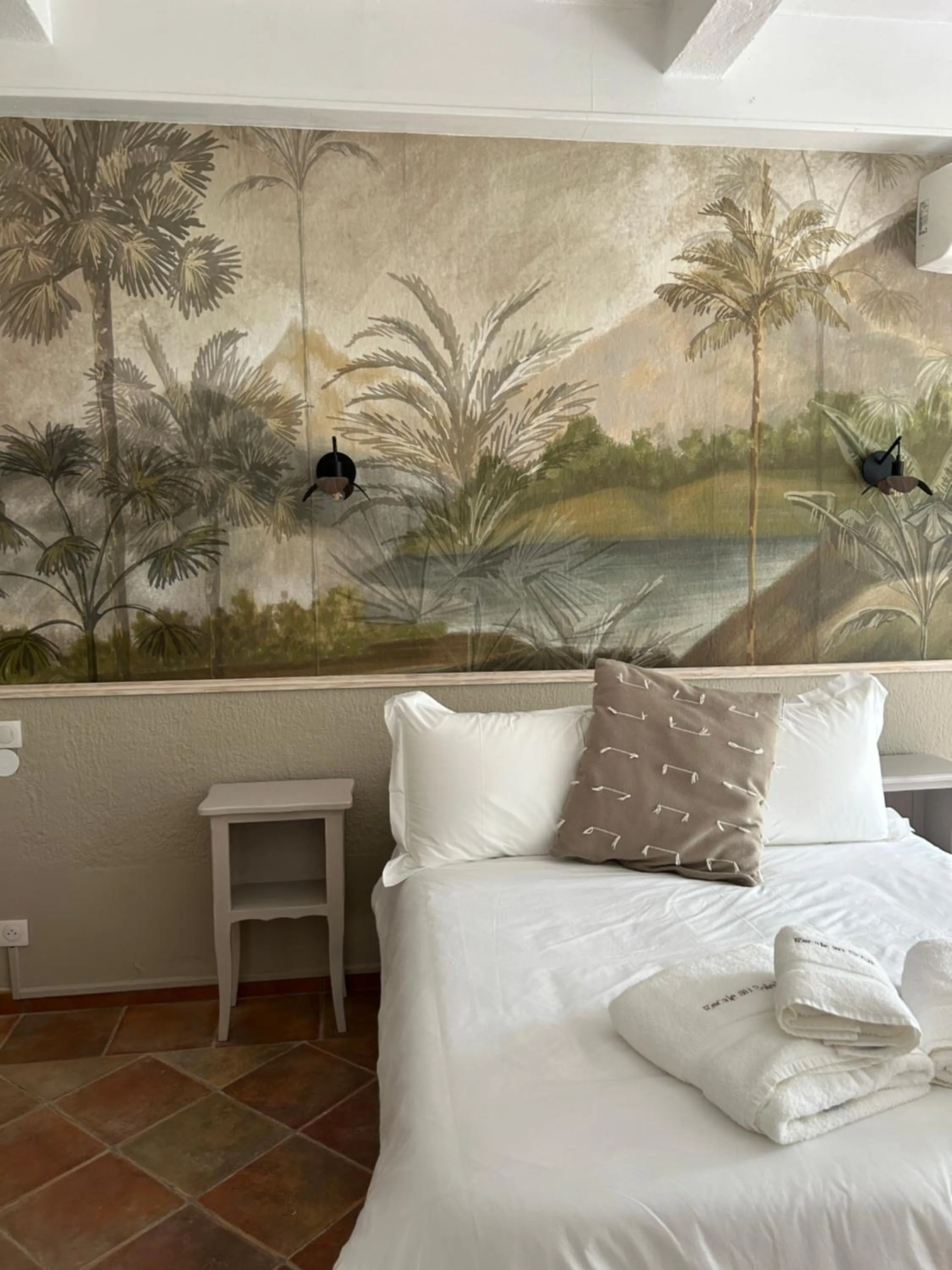 Bed in Hôtel L'Escale Au Soleil