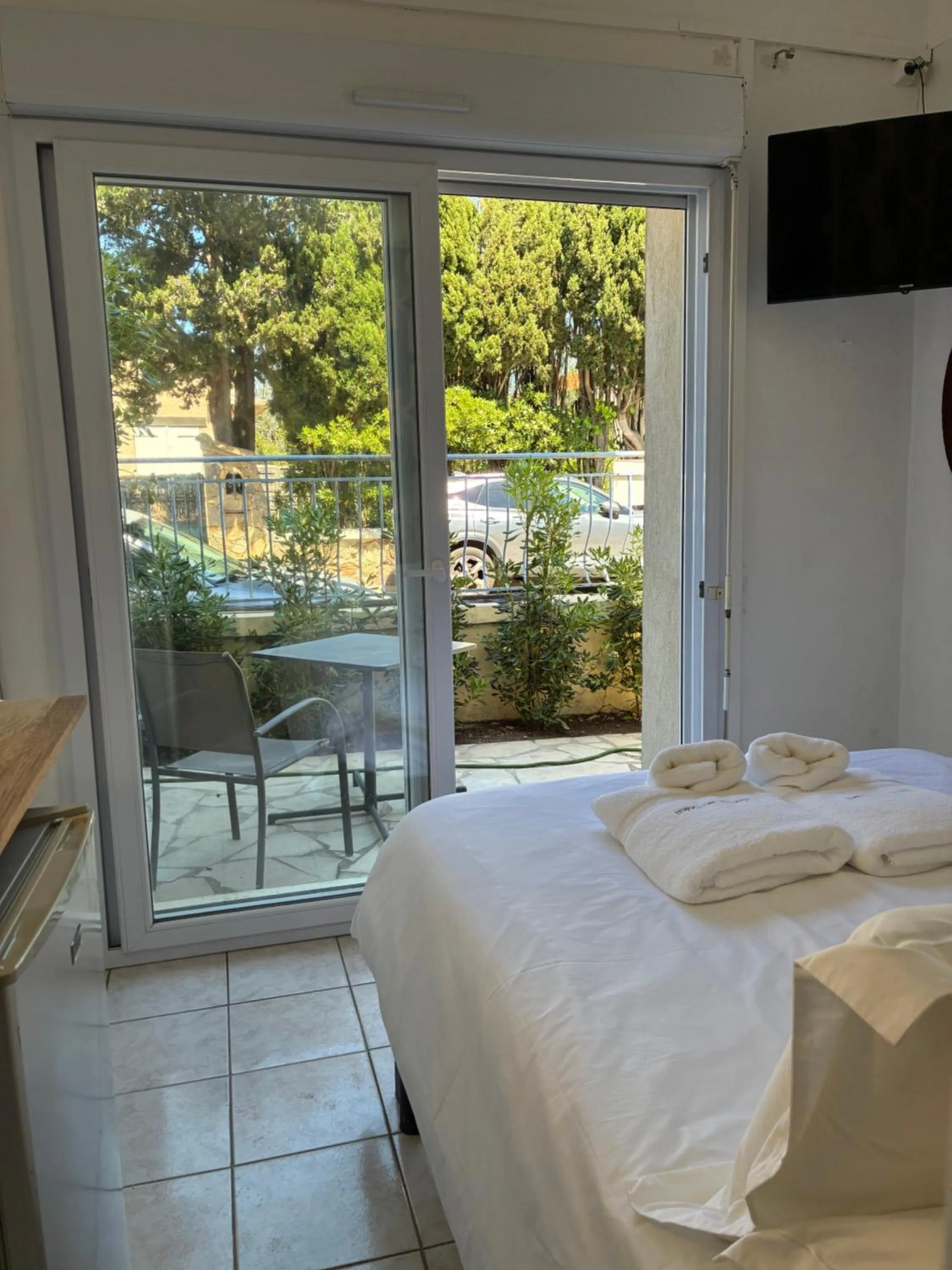 Patio, Bed in Hôtel L'Escale Au Soleil