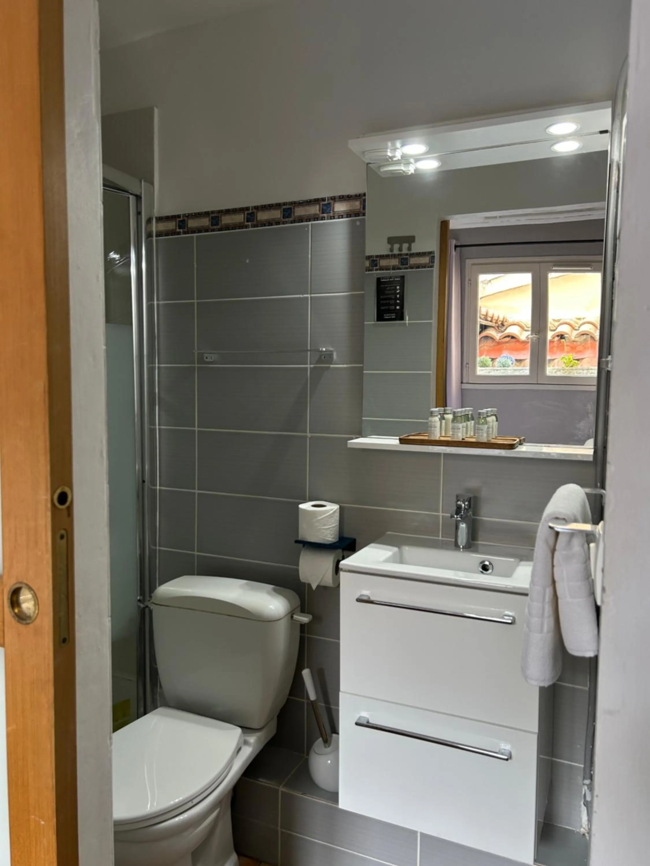 Shower in Hôtel L'Escale Au Soleil