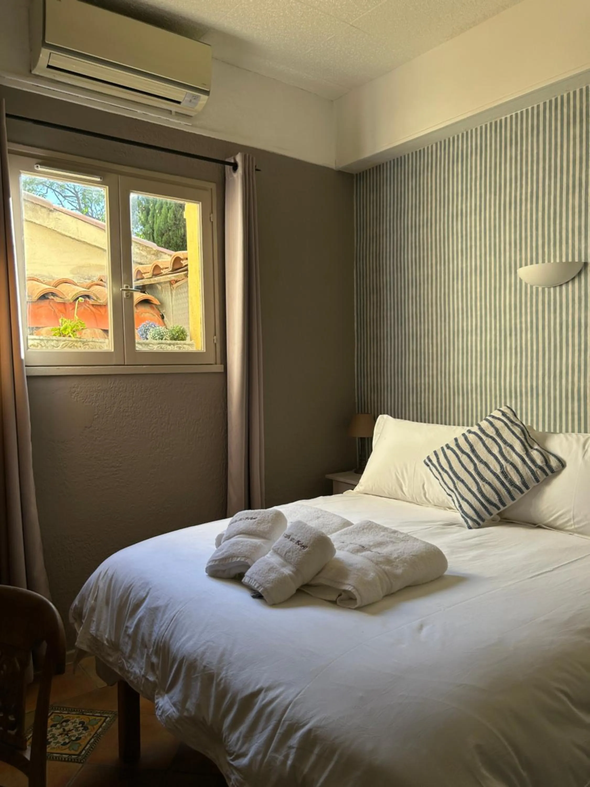 Bed in Hôtel L'Escale Au Soleil