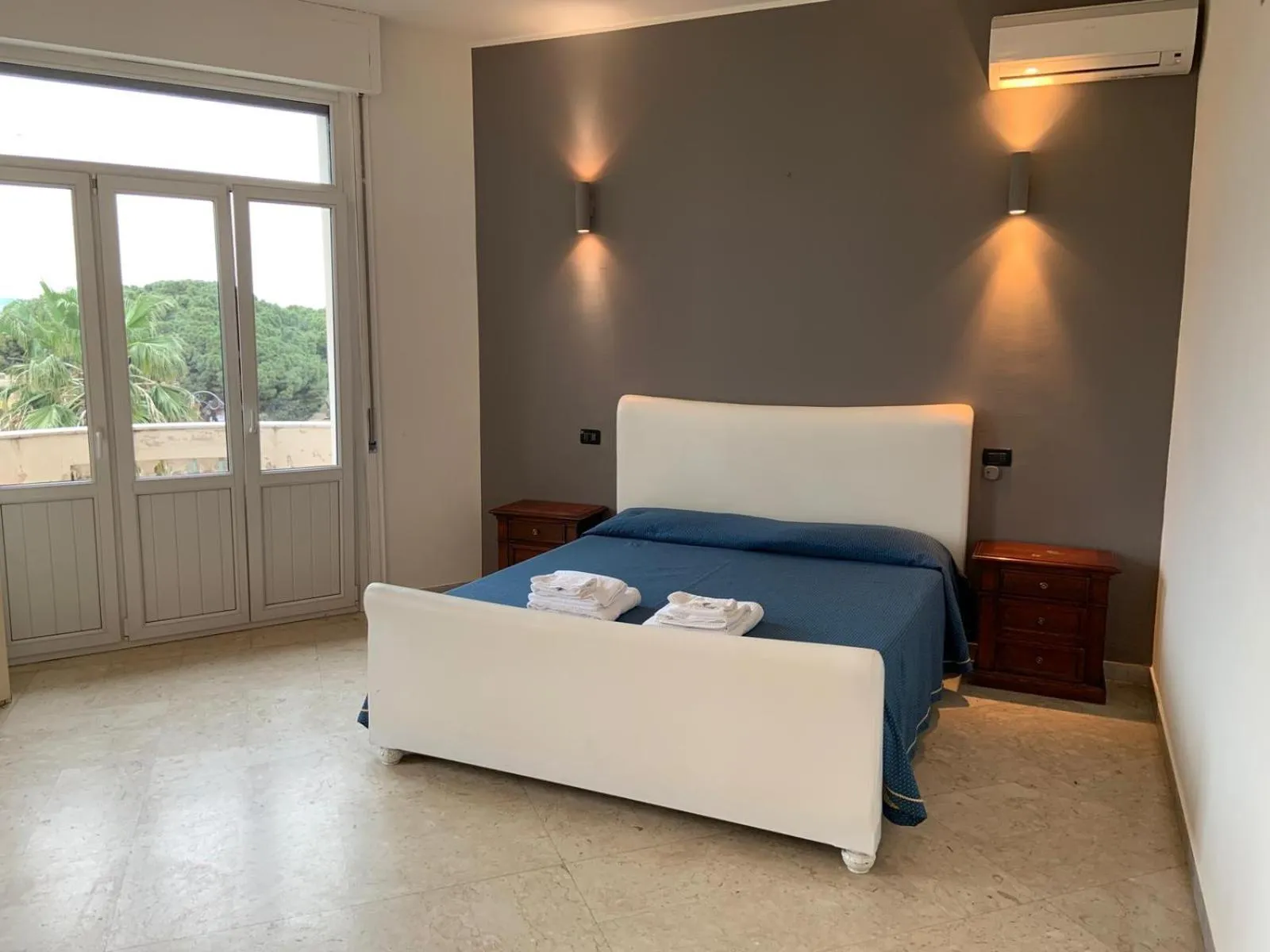 Living room, Bed in Hotel Lungomare