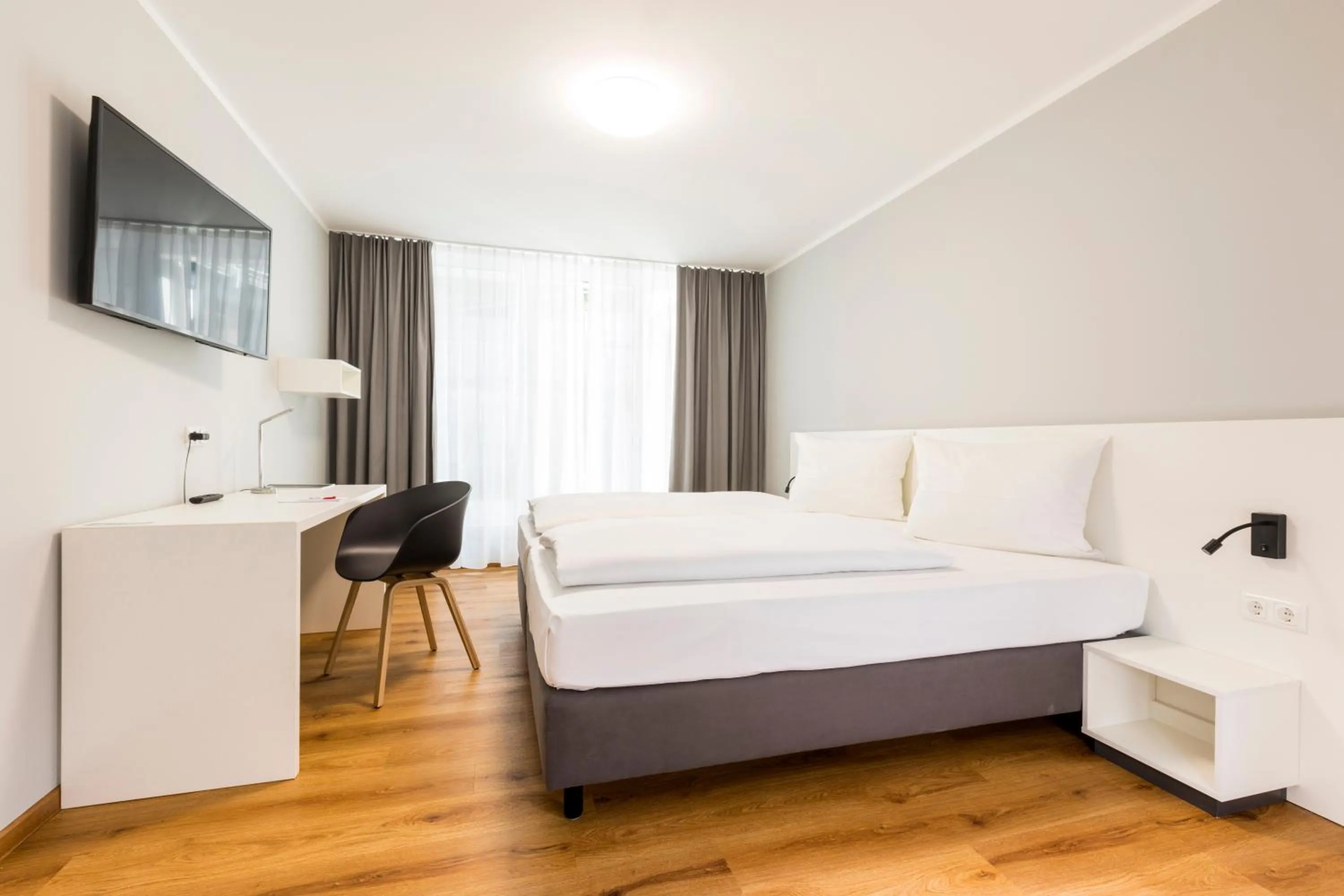 Photo of the whole room, Bed in mk monteurzimmer eschborn