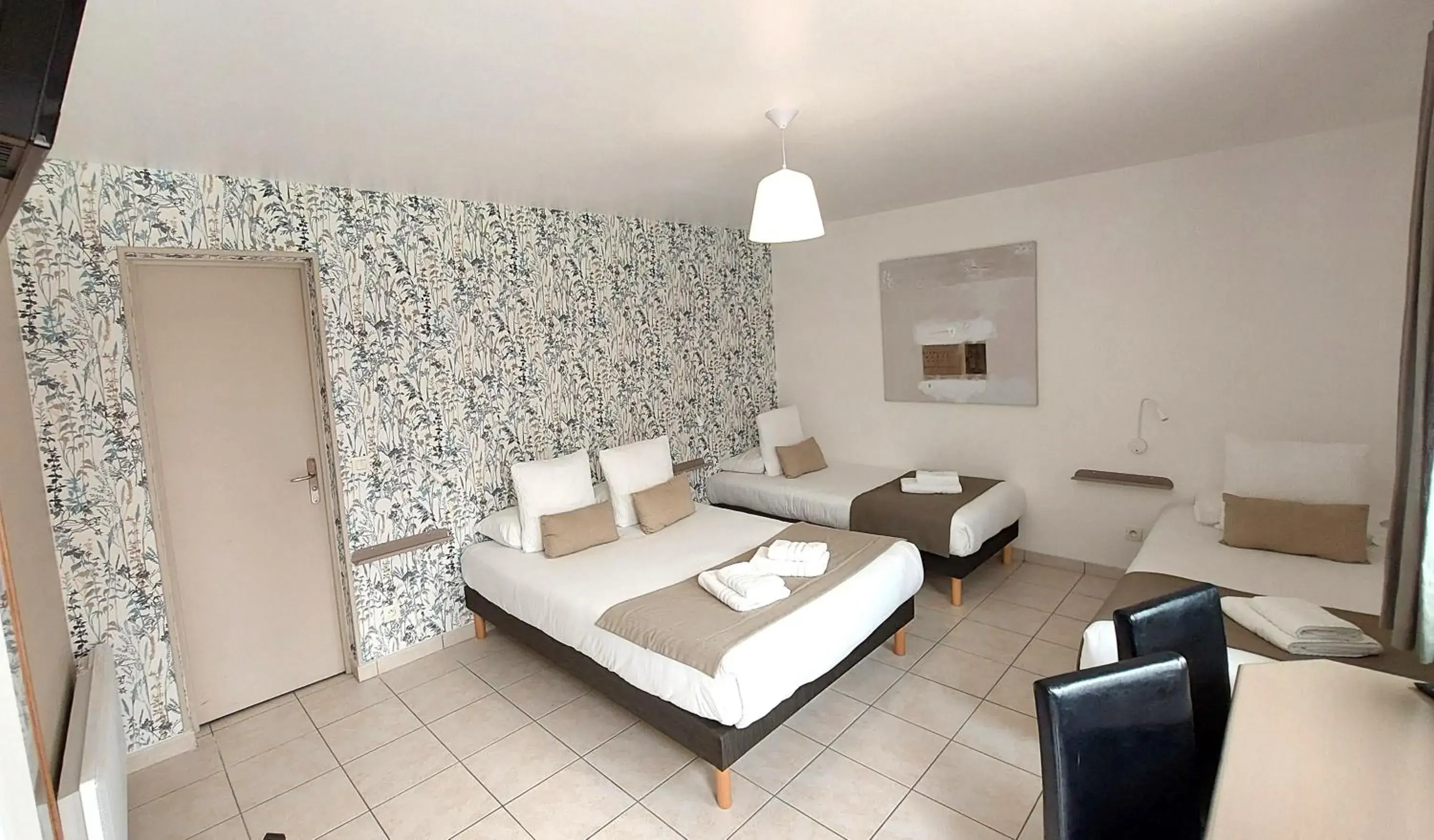Comfort Quadruple Room in Logis Hôtel La Rosière----Situé entre BAYEUX et ARROMANCHES Comfort Quadruple Room in Logis Hôtel La Rosière----Situé entre BAYEUX et ARROMANCHES