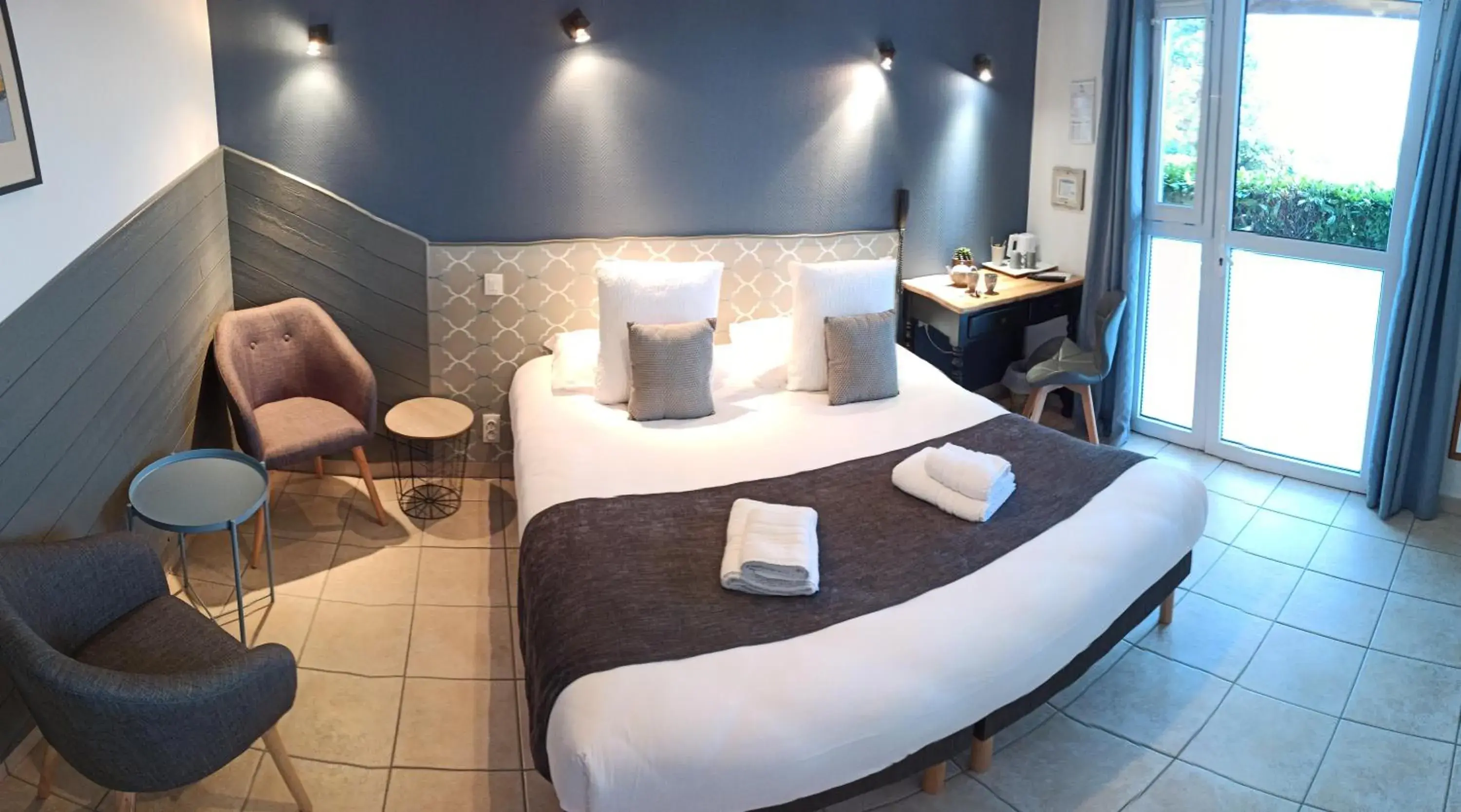 Superior Double Room in Logis Hôtel La Rosière----Situé entre BAYEUX et ARROMANCHES Superior Double Room in Logis Hôtel La Rosière----Situé entre BAYEUX et ARROMANCHES
