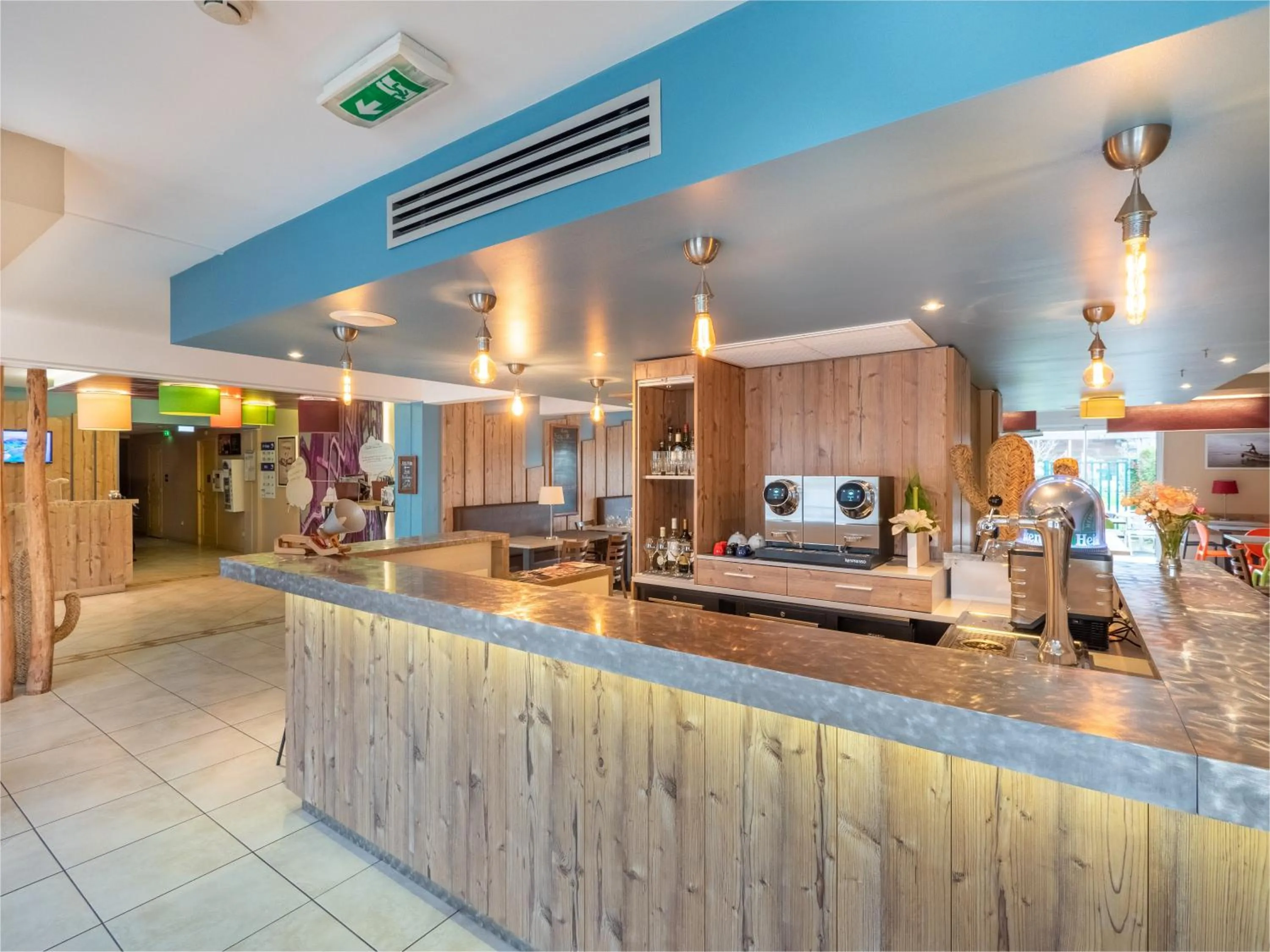 Lounge or bar in ibis Styles Marennes d'Oléron