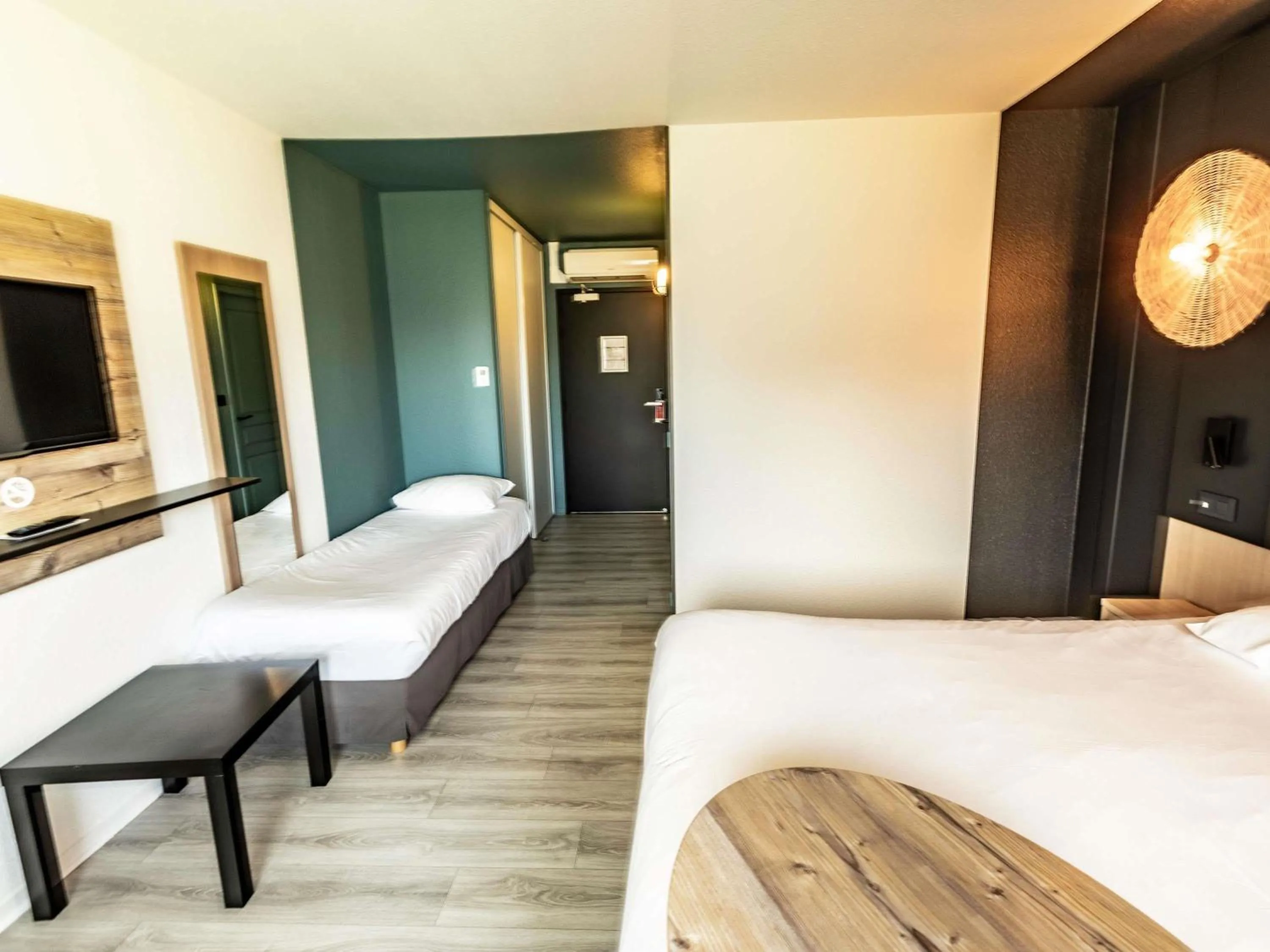 Bedroom, Bed in ibis Styles Marennes d'Oléron