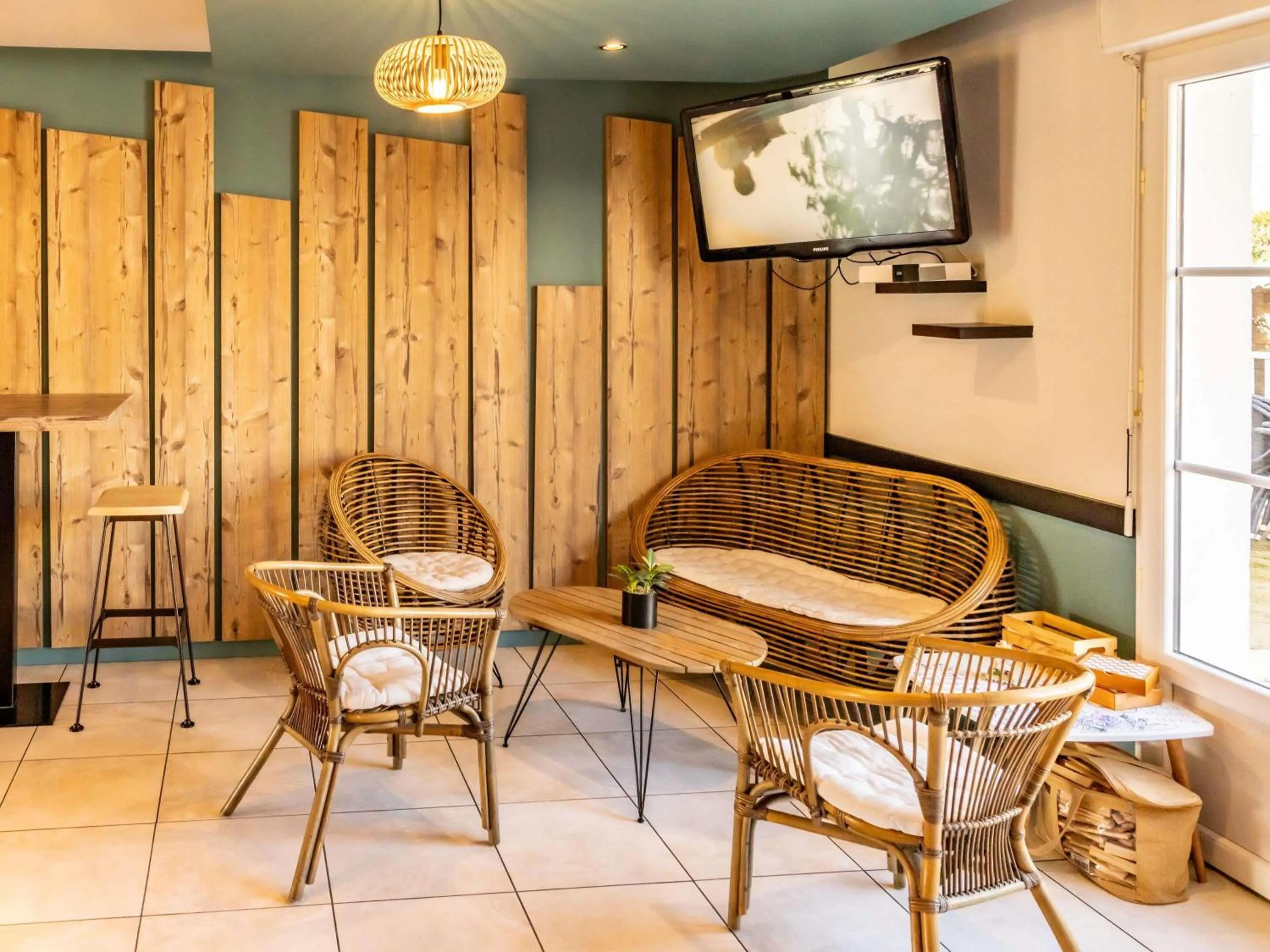 Lounge or bar in ibis Styles Marennes d'Oléron