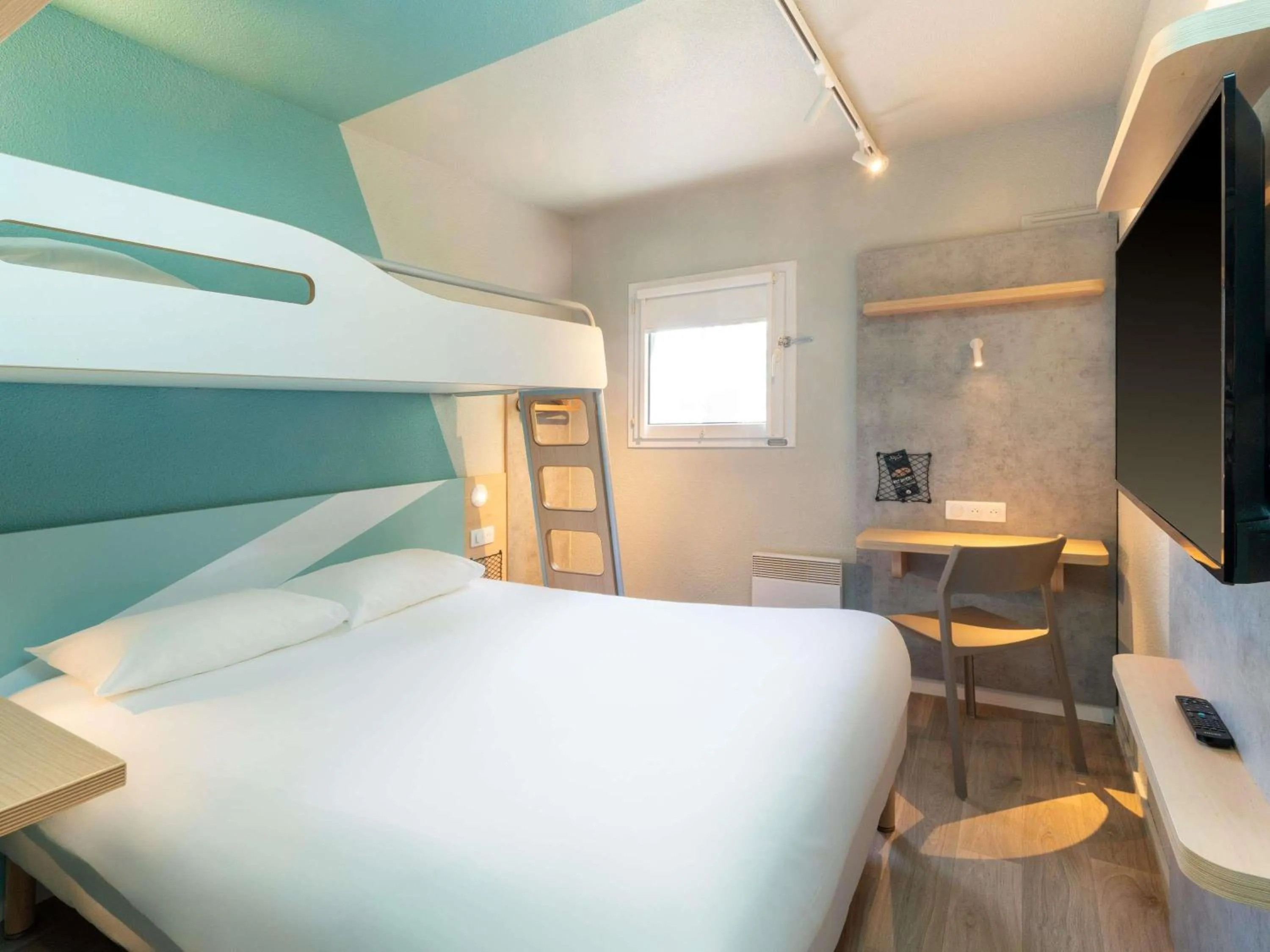 Bedroom, Bed in ibis budget Nantes Sainte Luce - Hôtel Rénové