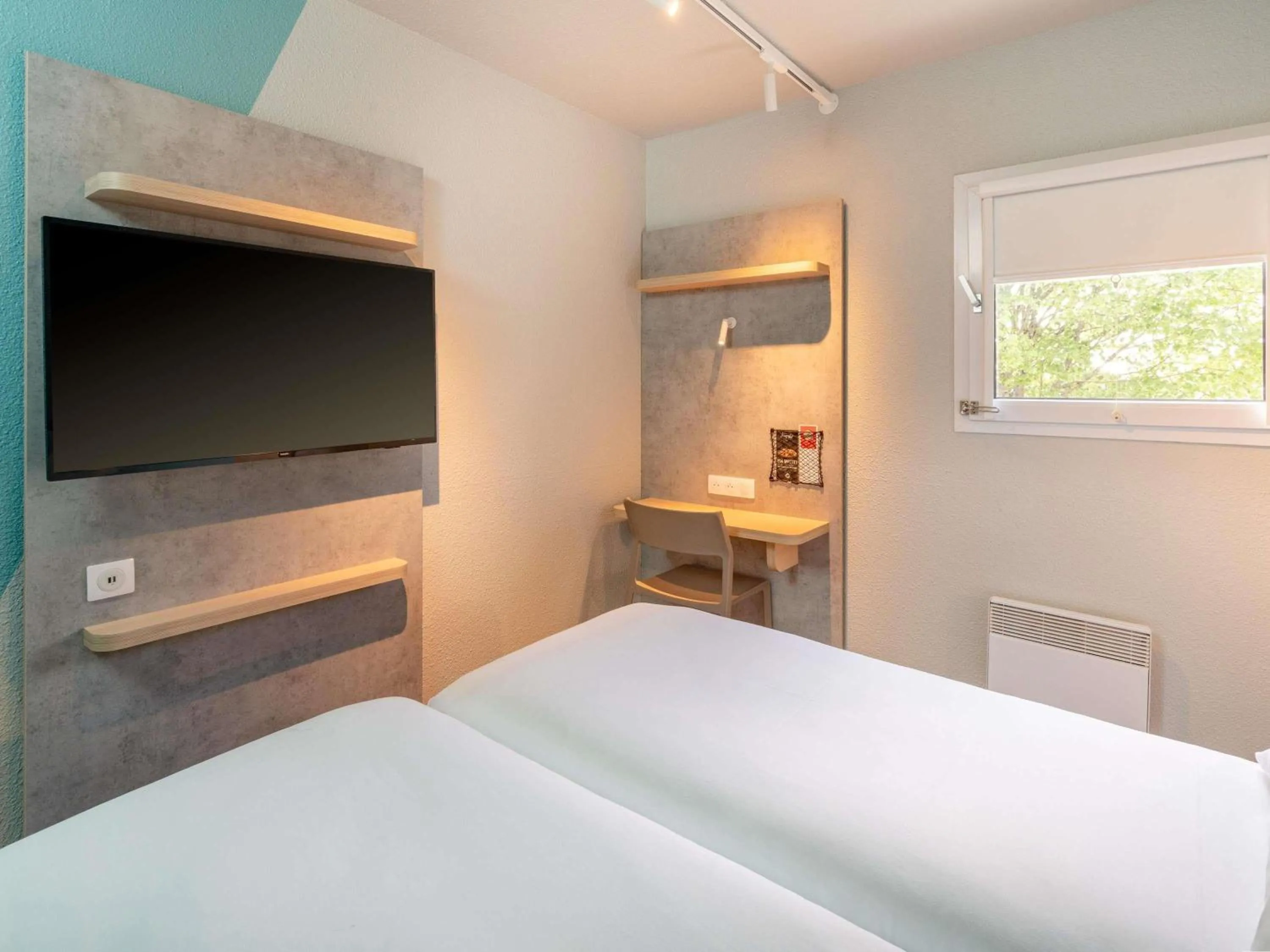 Bedroom, Bed in ibis budget Nantes Sainte Luce - Hôtel Rénové