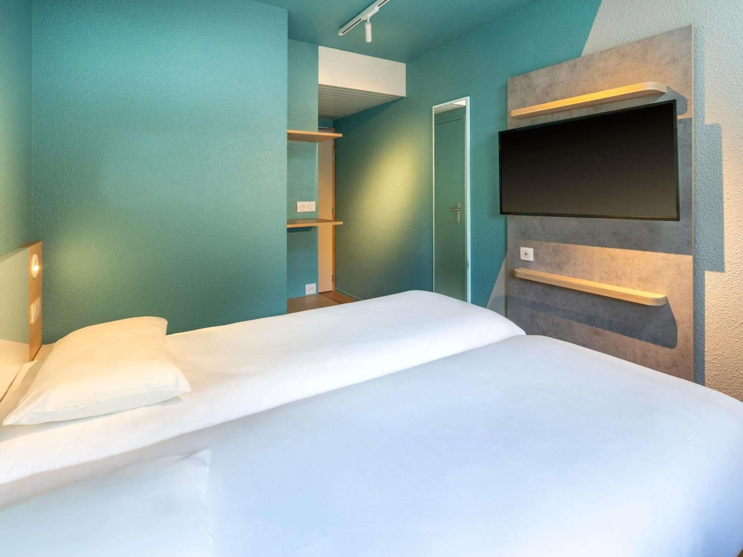 Bedroom, Bed in ibis budget Nantes Sainte Luce - Hôtel Rénové