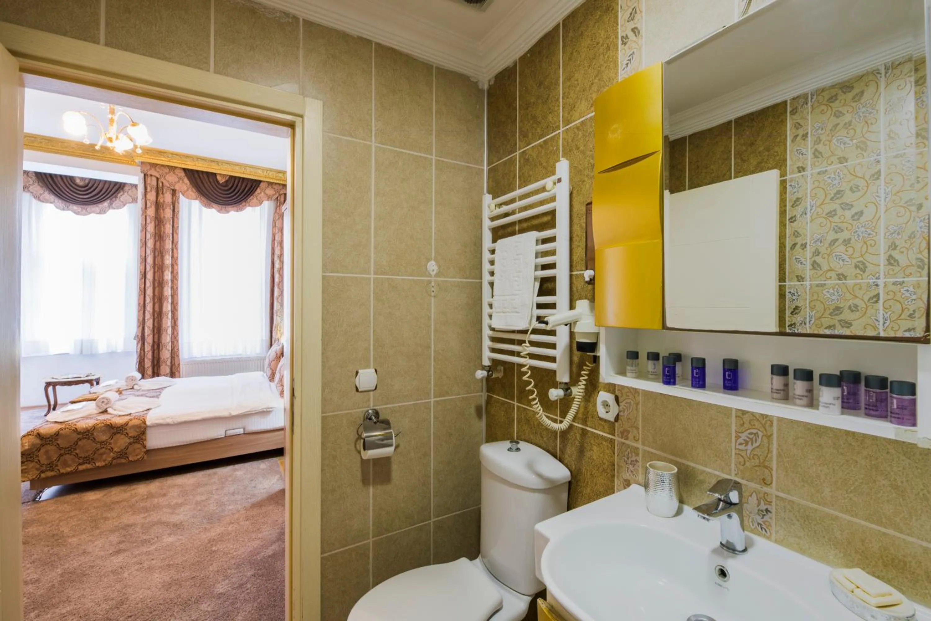 Shower, Bed in Punto Suite