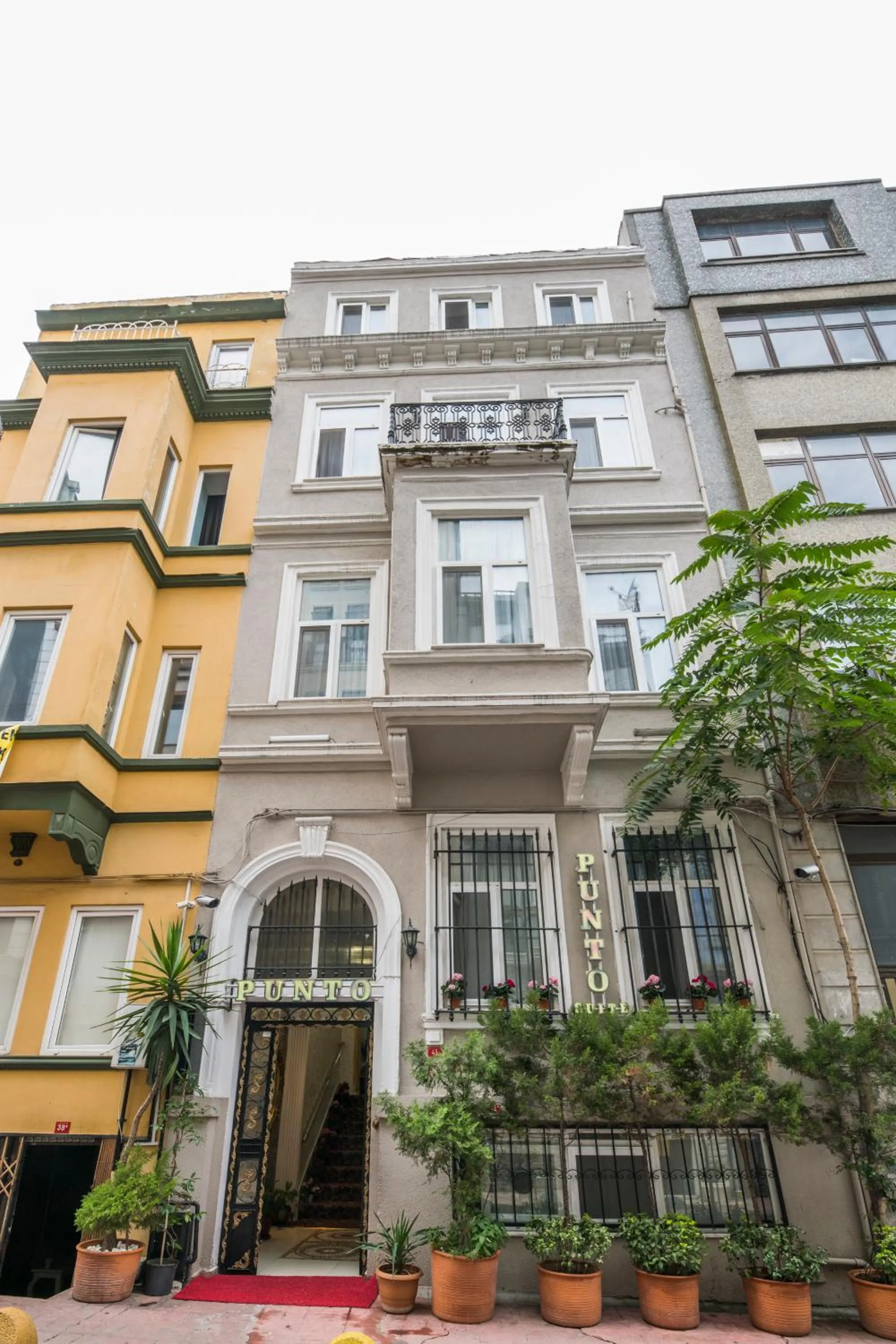 Property building in Punto Suite