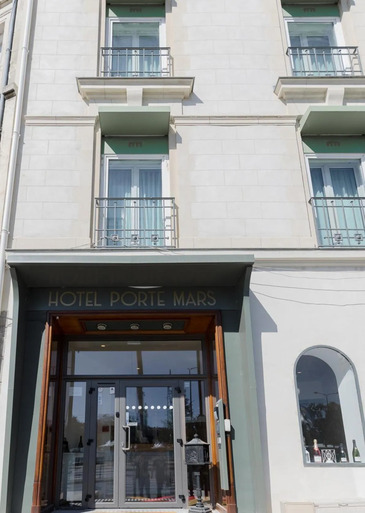 Property building in Hôtel Porte Mars Reims Gare Centre Arena