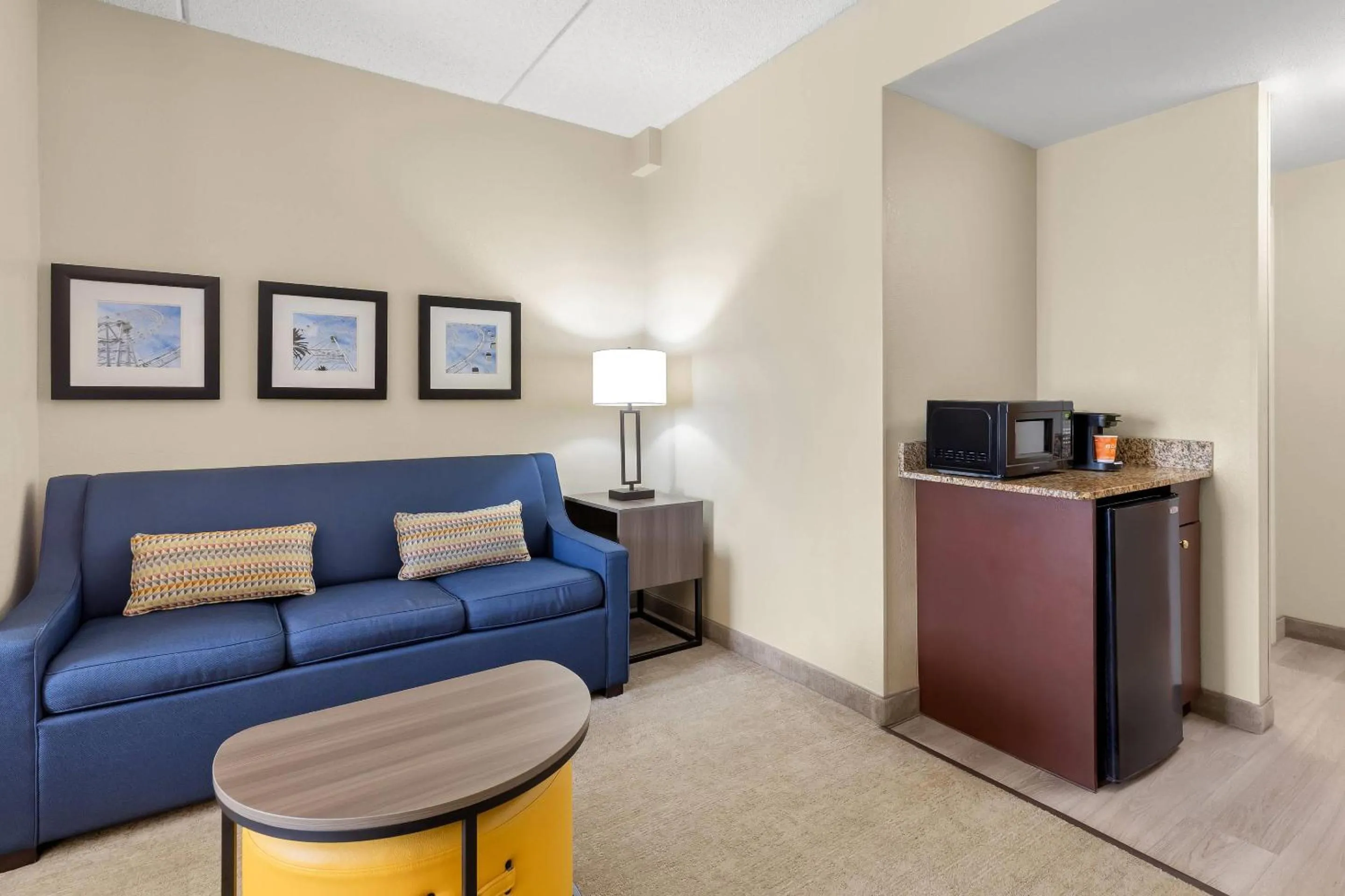 Bedroom in Comfort Suites Near Universal Orlando Resort