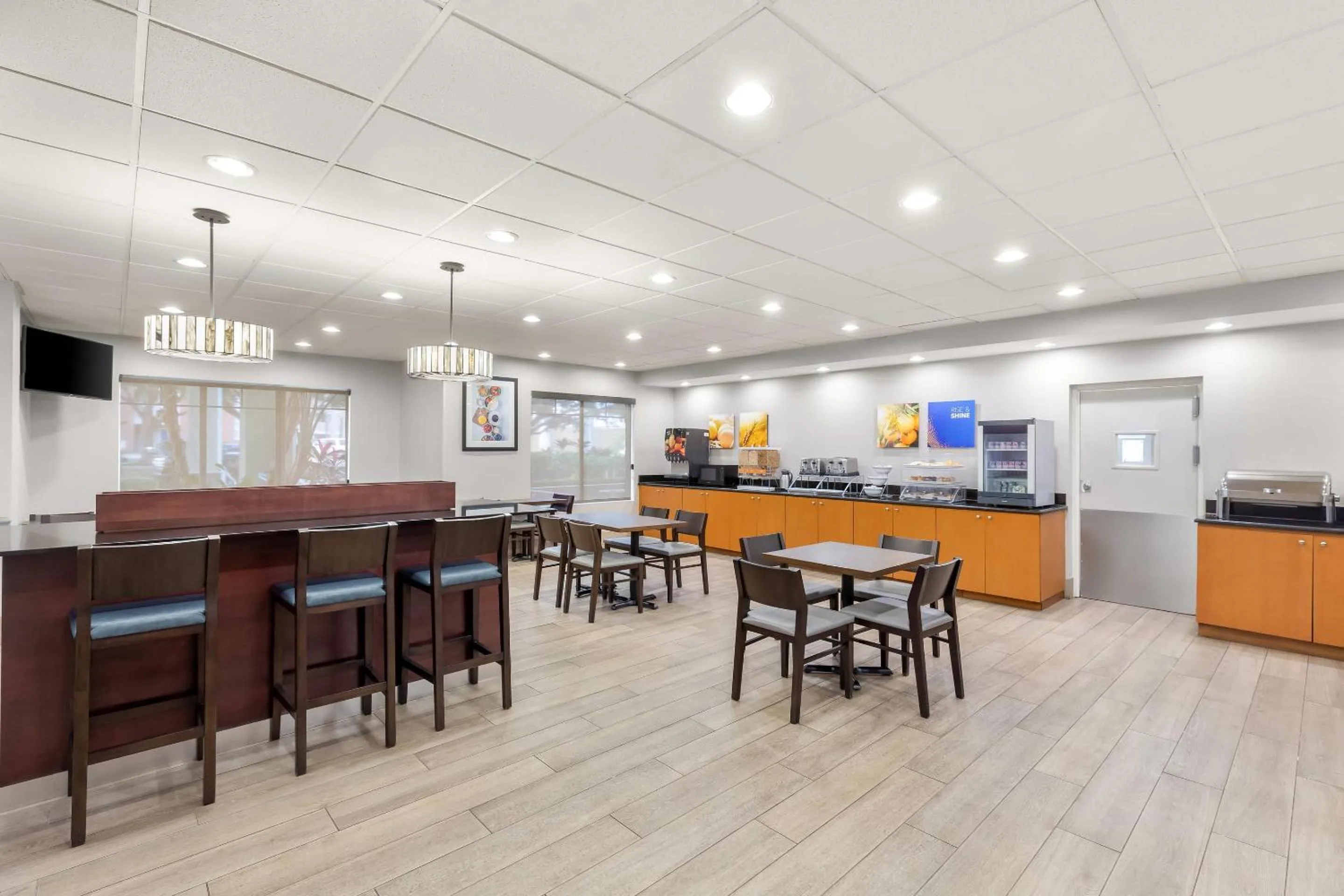 Breakfast in Comfort Suites Near Universal Orlando Resort