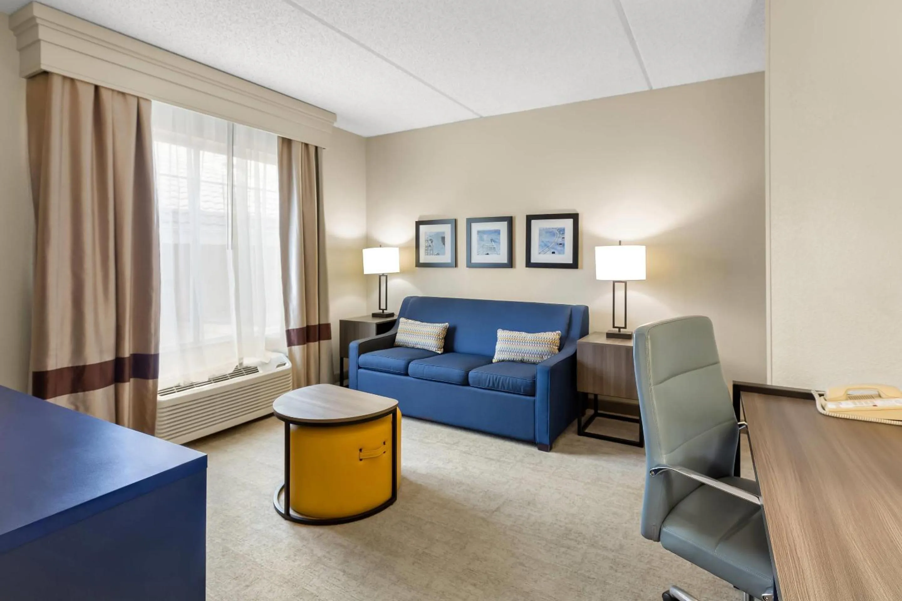 Bedroom in Comfort Suites Near Universal Orlando Resort