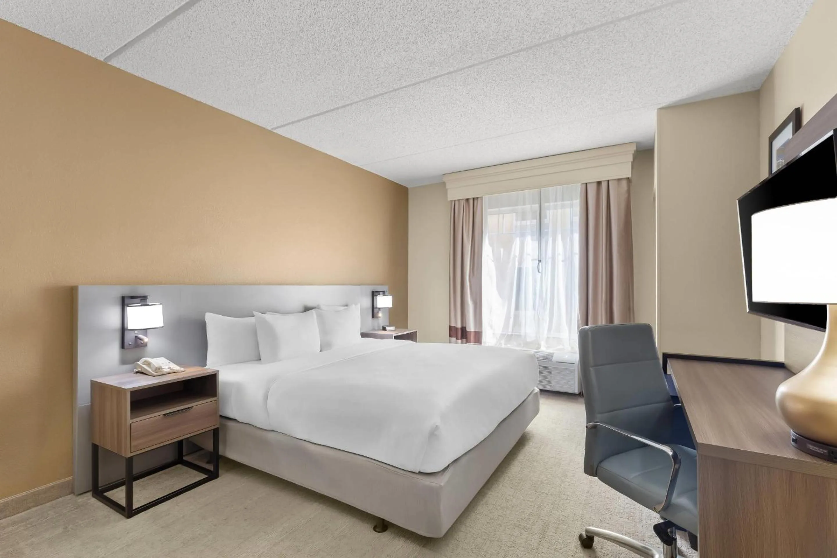 Bedroom, Bed in Comfort Suites Near Universal Orlando Resort