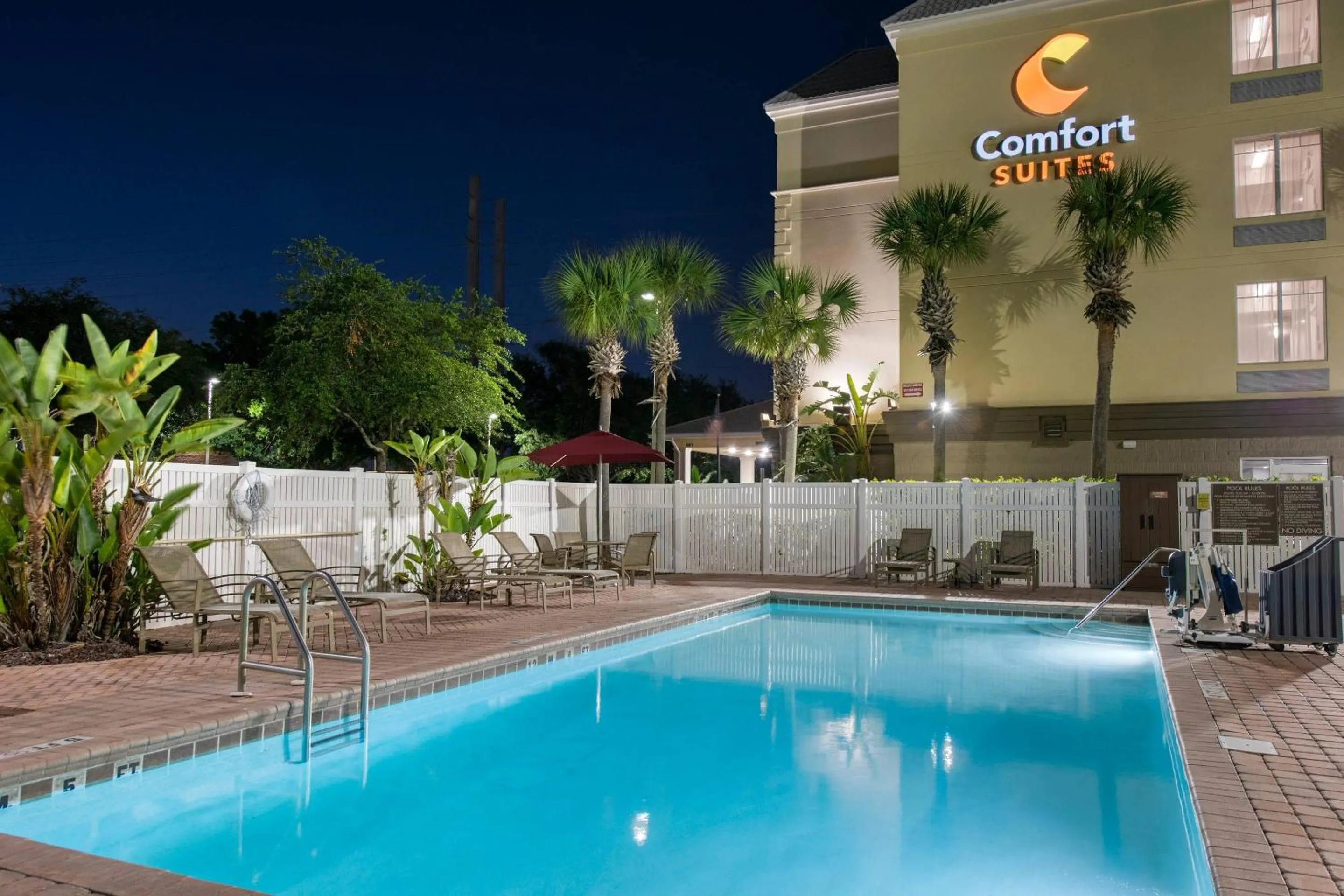 Swimming pool in Comfort Suites Near Universal Orlando Resort