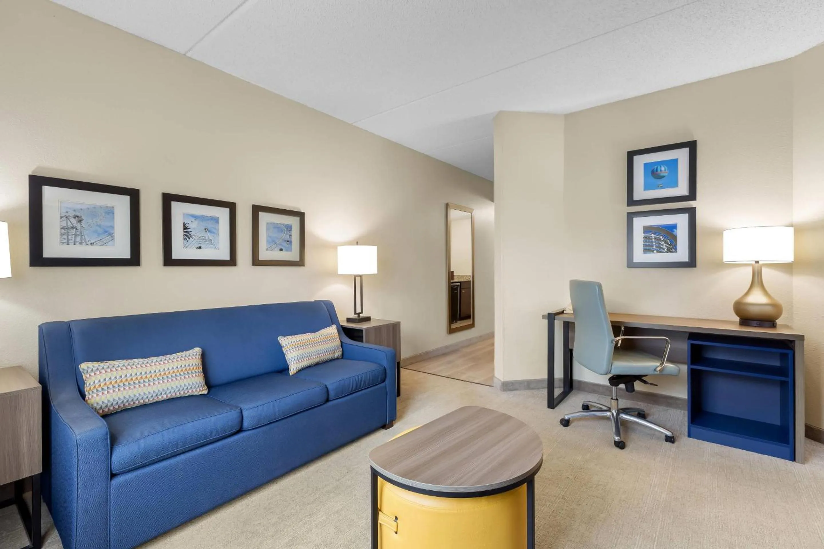 Bedroom in Comfort Suites Near Universal Orlando Resort