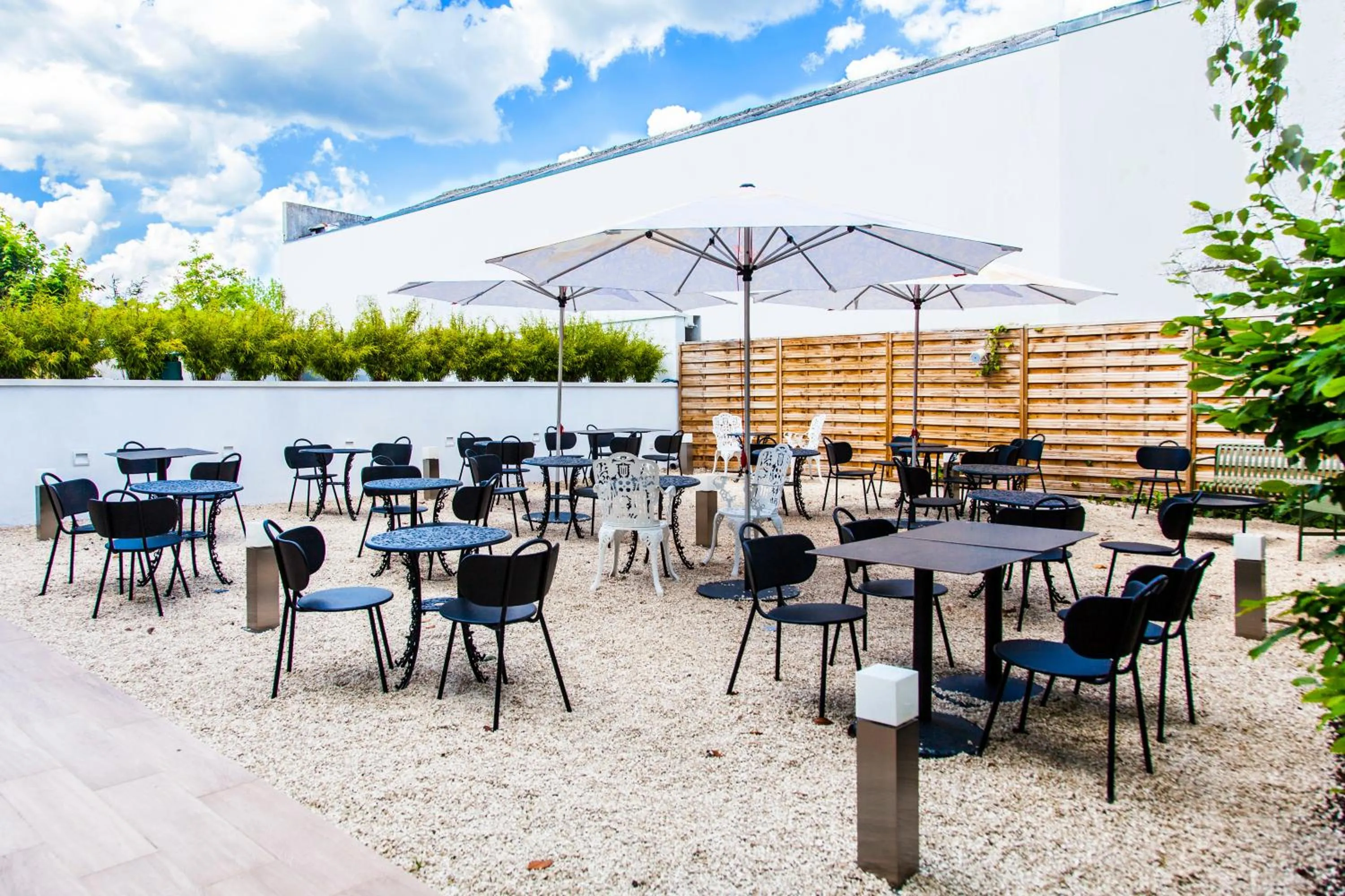 Patio in Novotel Blois Centre Val De Loire