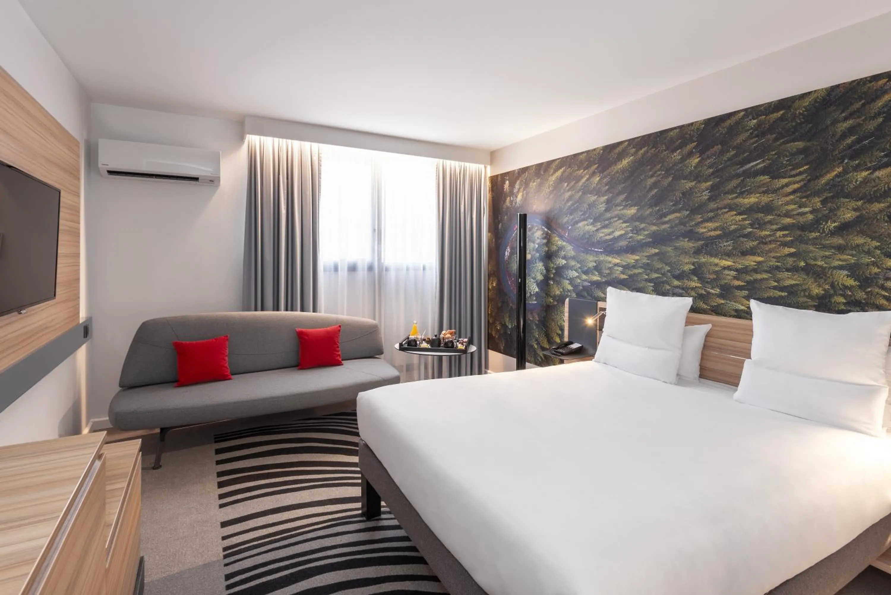 Photo of the whole room, Bed in Novotel Blois Centre Val De Loire