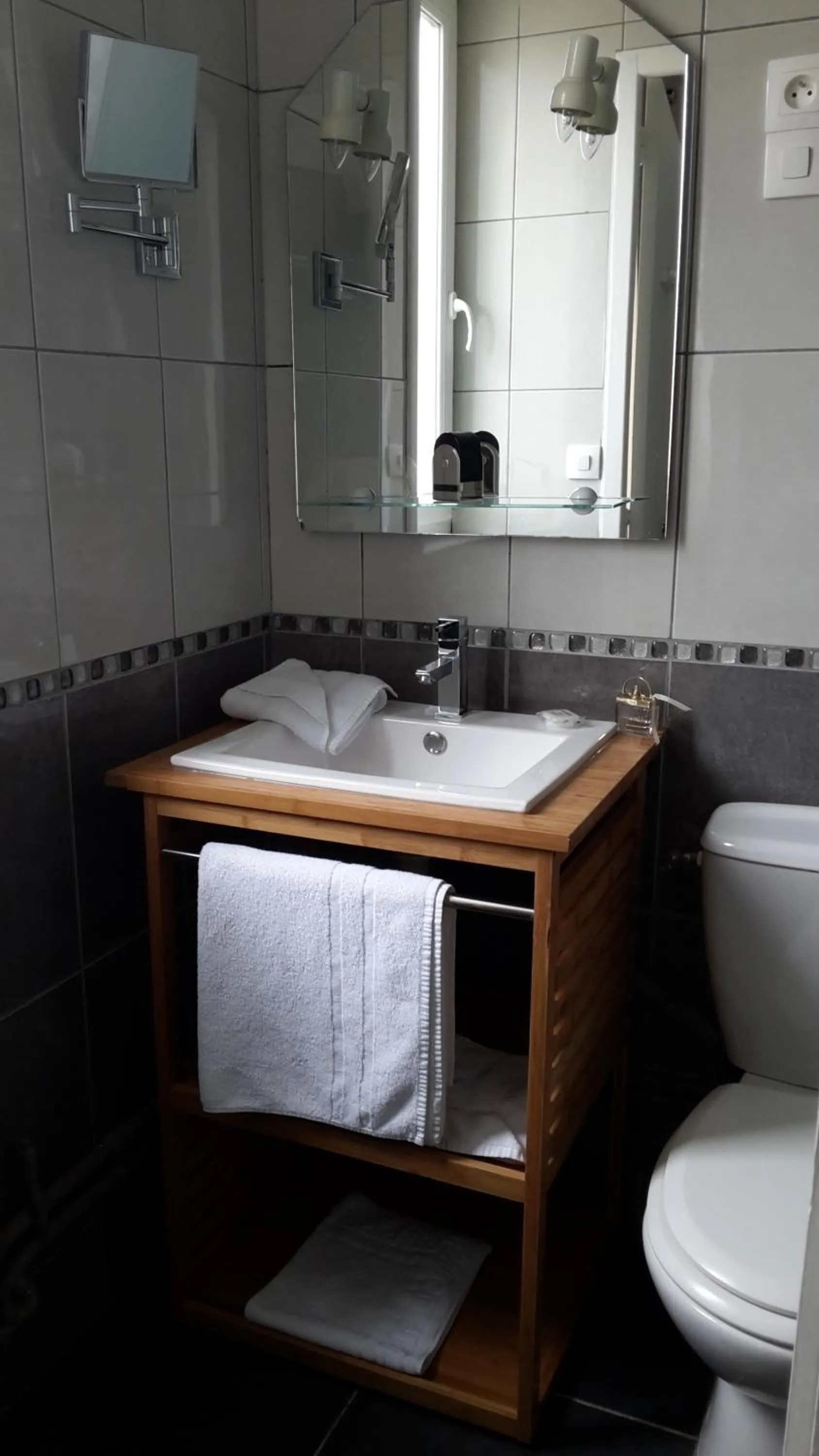 Shower, Bed in Hotel Les Embruns