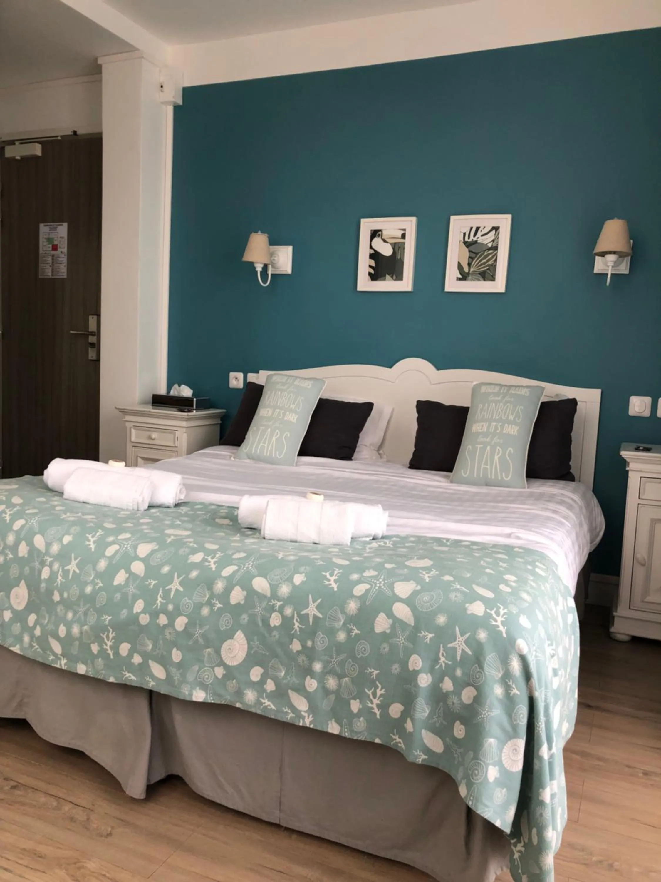 Property building, Bed in Hotel Les Embruns