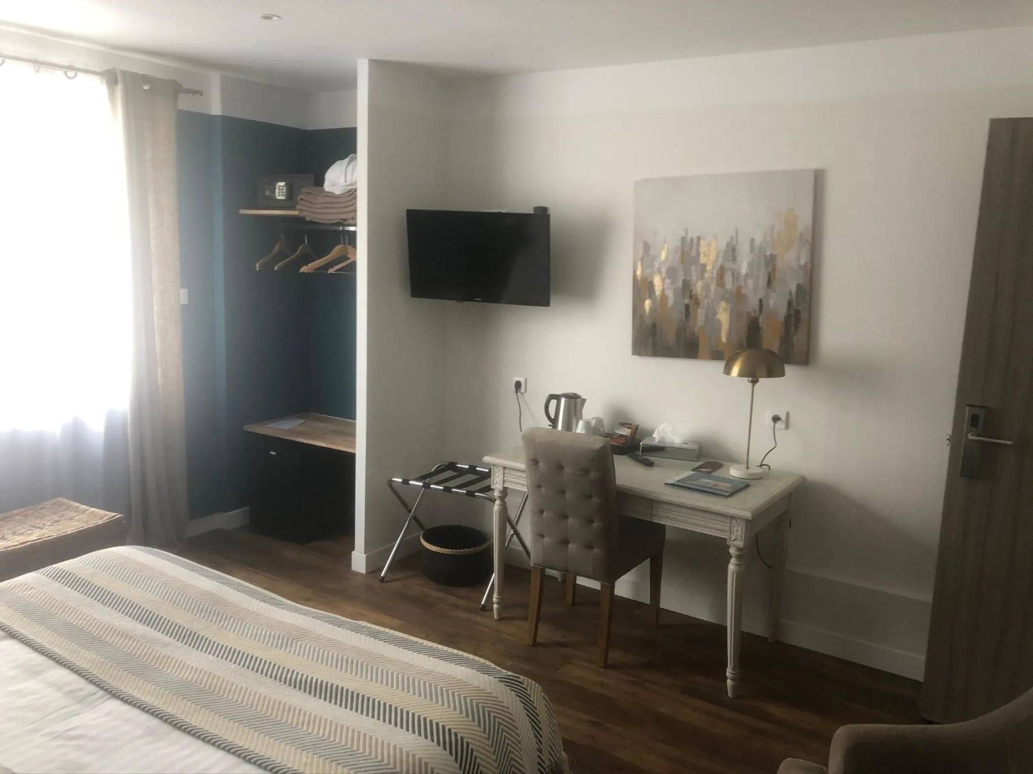 Photo of the whole room, Bed in Hotel Les Embruns