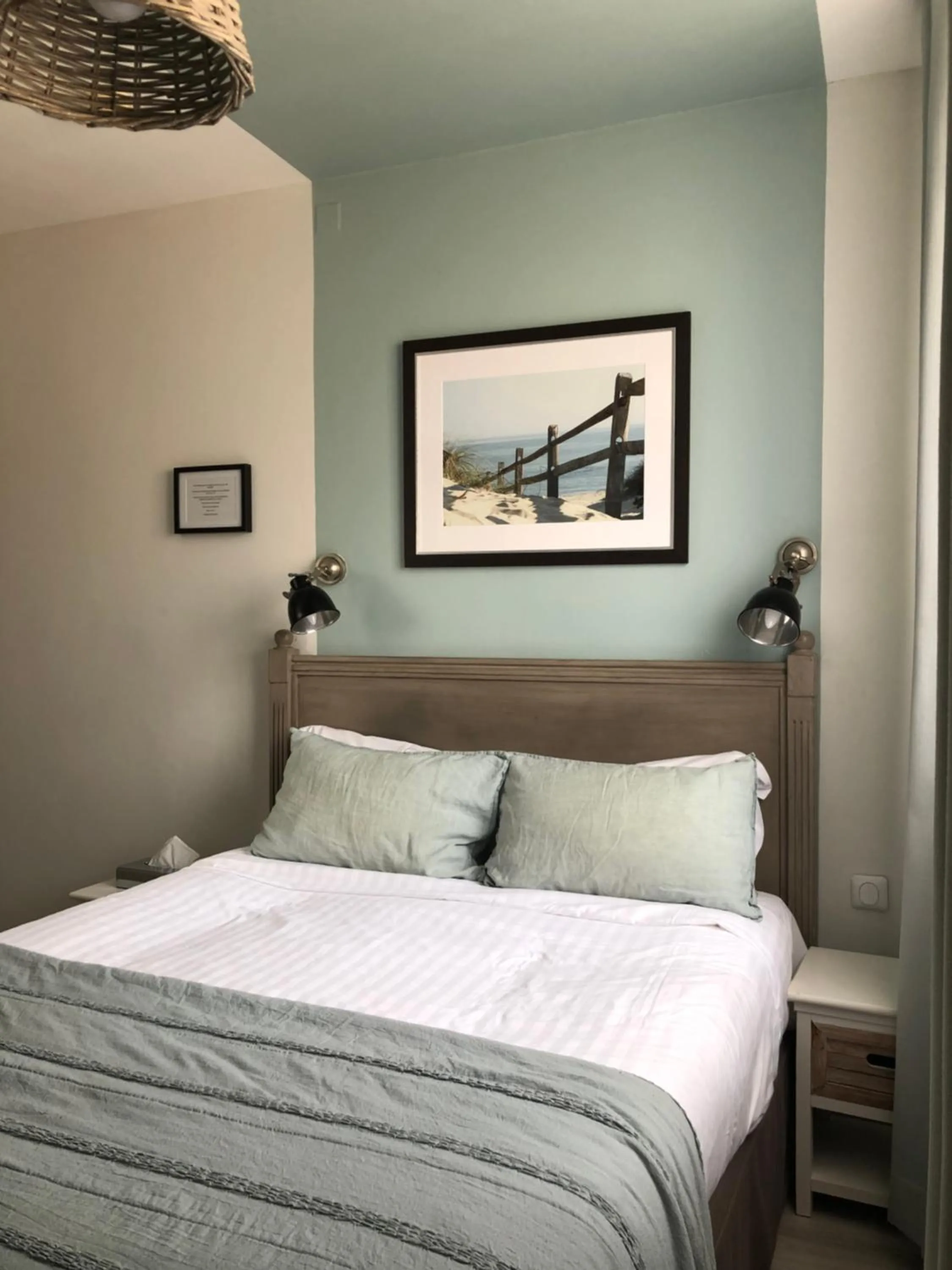 Property building, Bed in Hotel Les Embruns