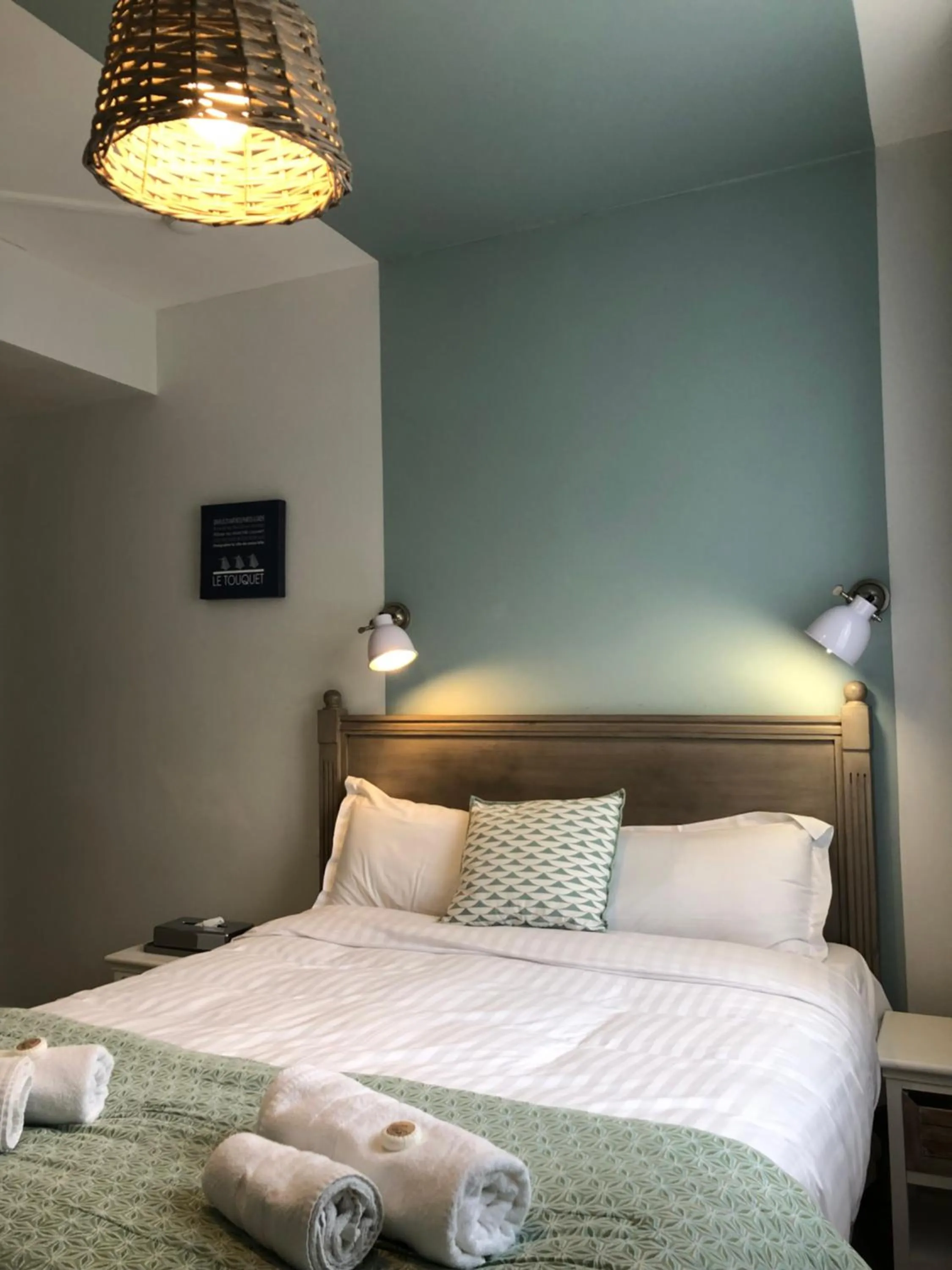 Property building, Bed in Hotel Les Embruns