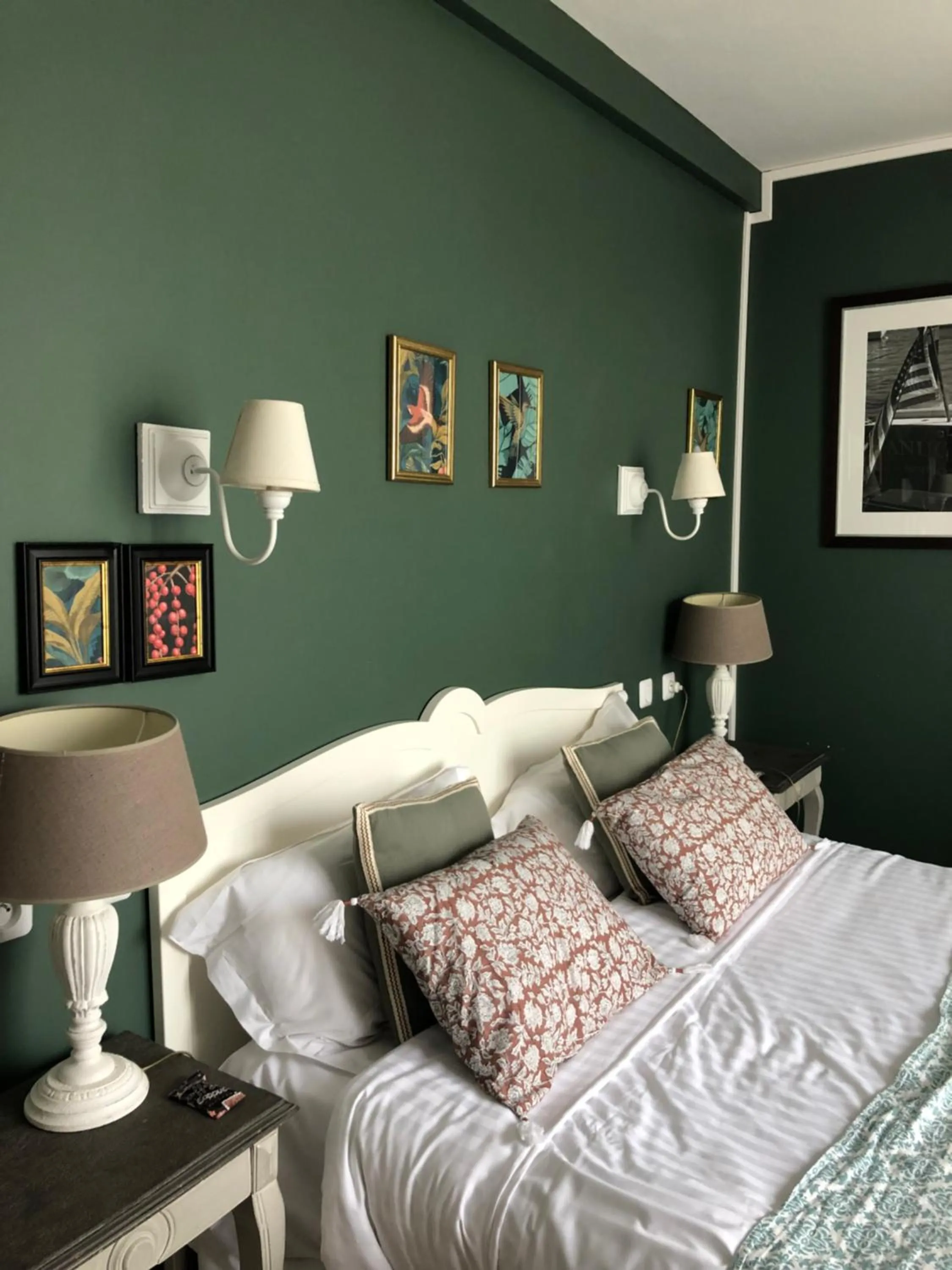 Property building, Bed in Hotel Les Embruns