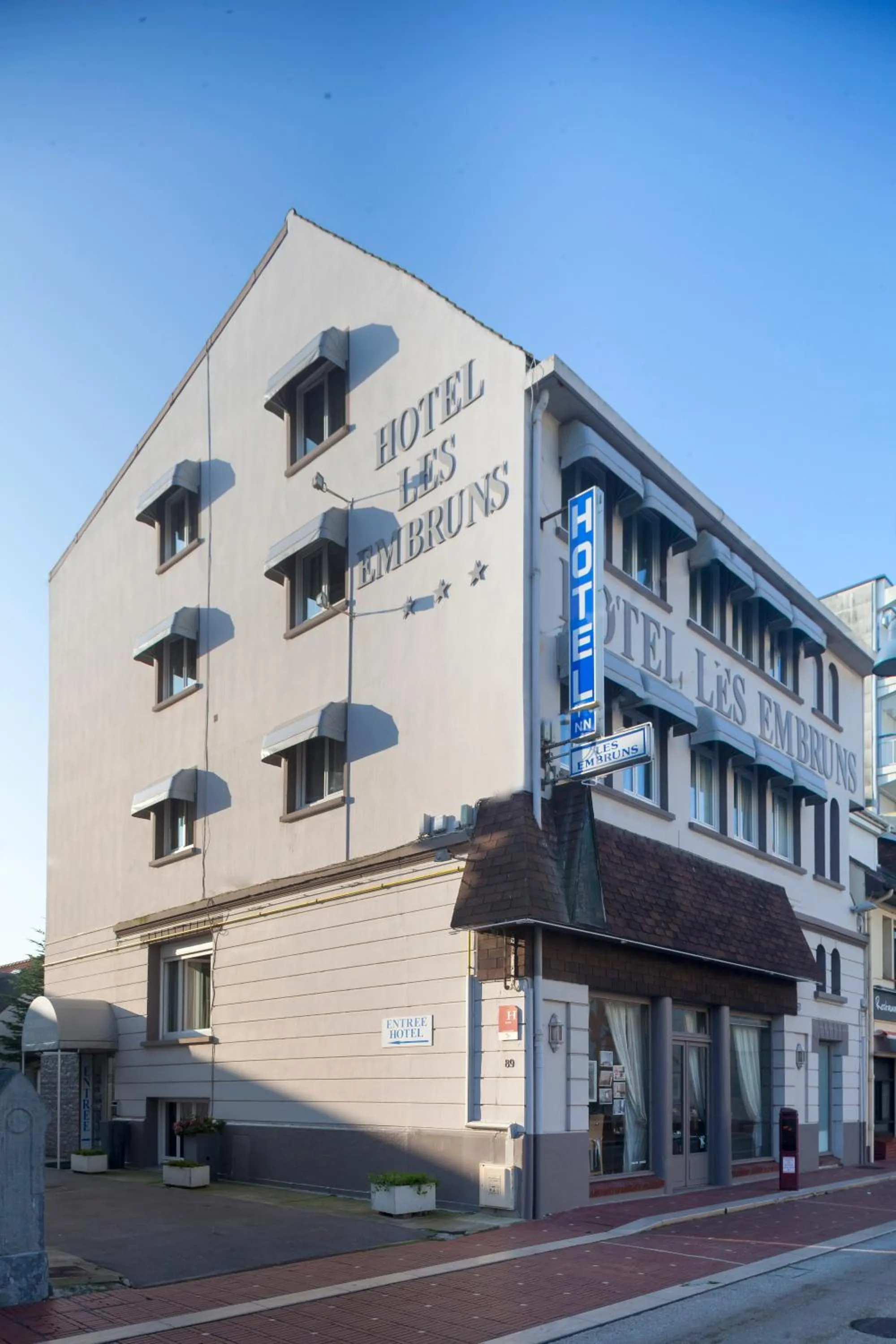 Property building in Hotel Les Embruns