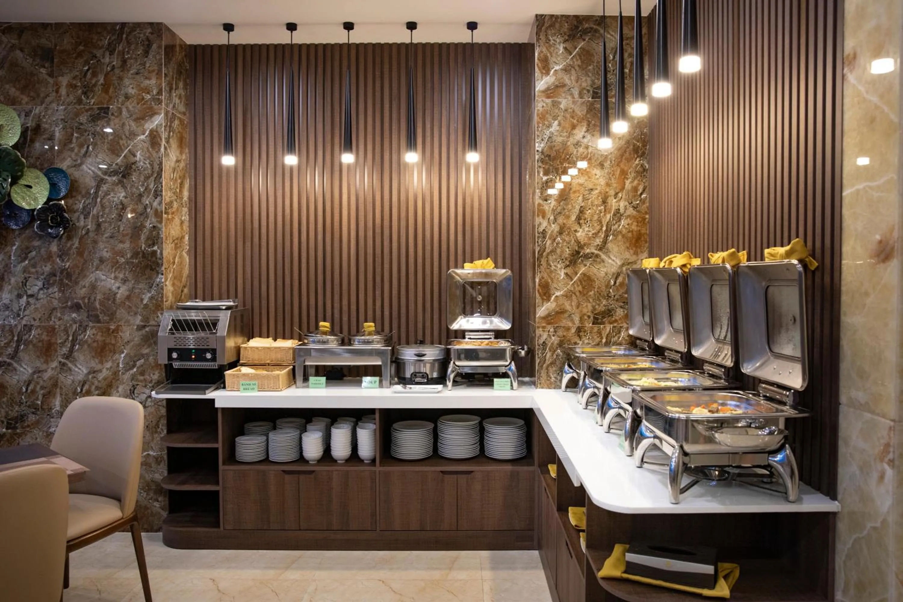 Restaurant/places to eat in Amber Hotel managed by HT