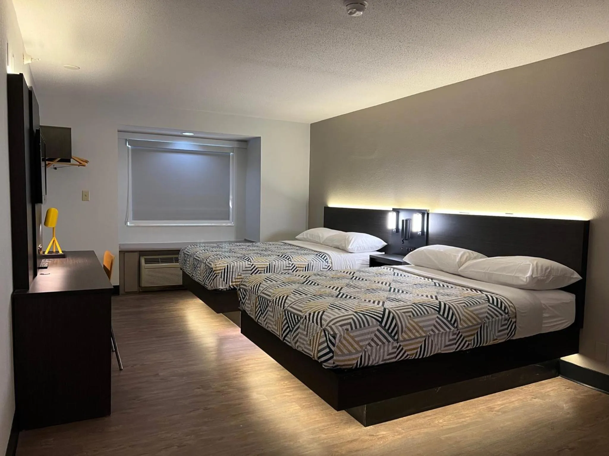 Bed in Motel 6 Indianapolis Carmel