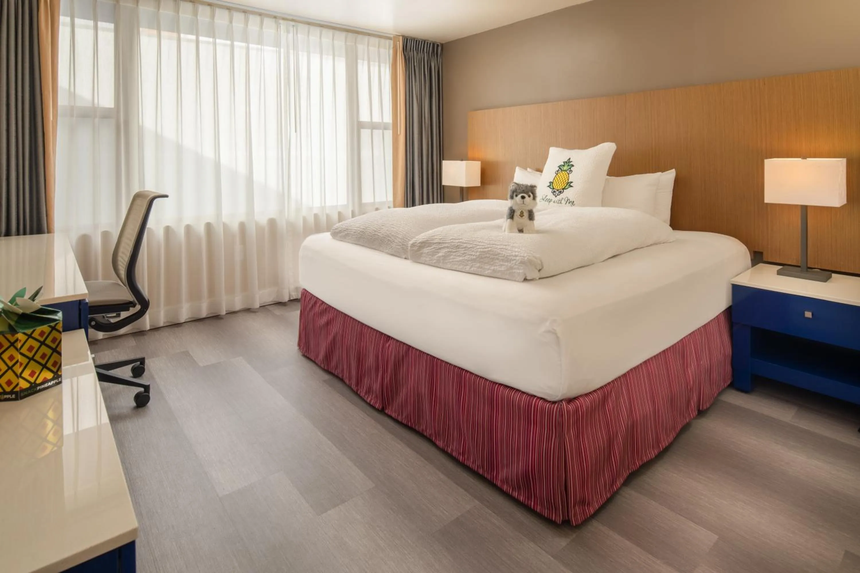 Bedroom, Bed in Staypineapple, Hotel Rose, Downtown Portland