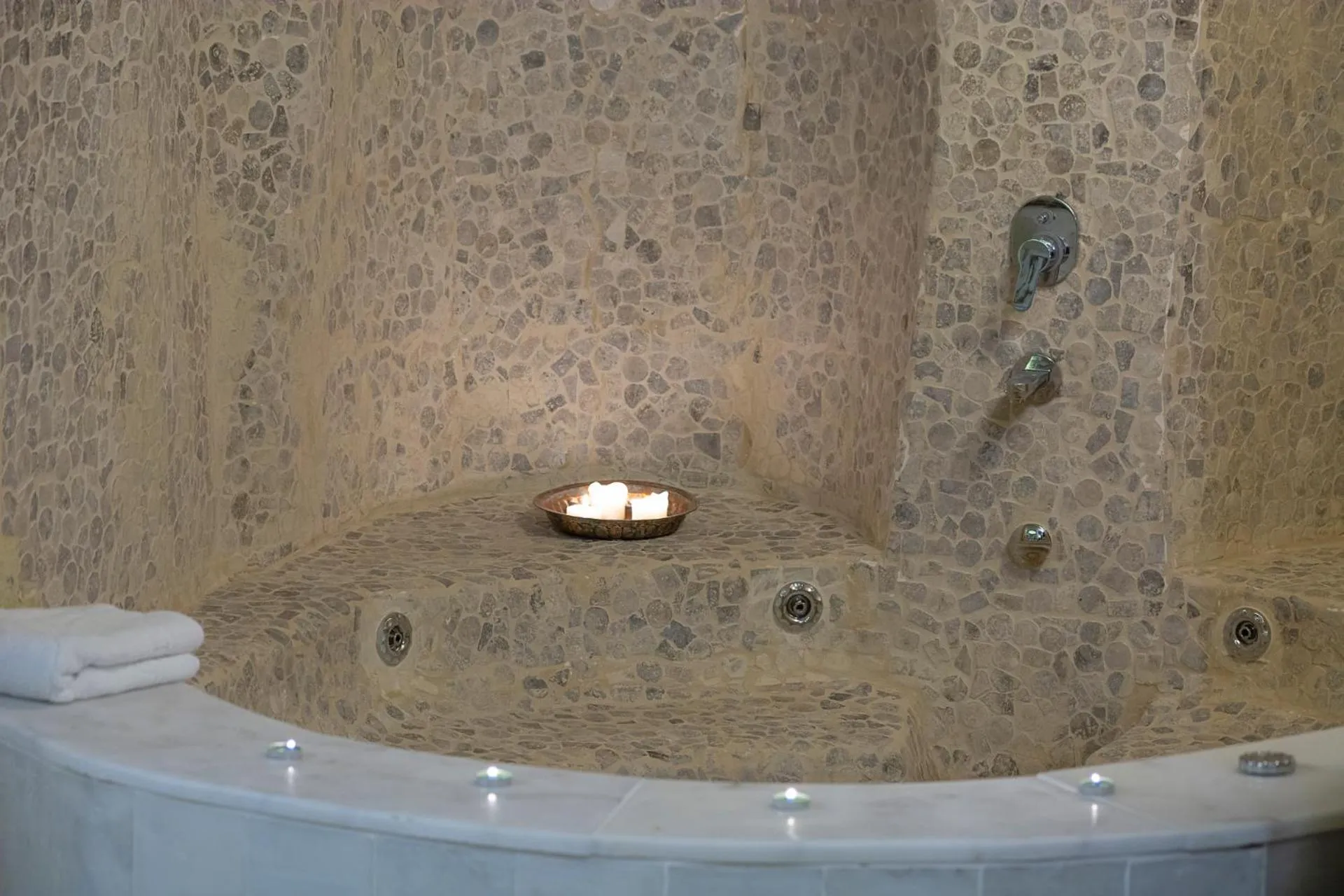 Hot Tub in Zeydem Suites