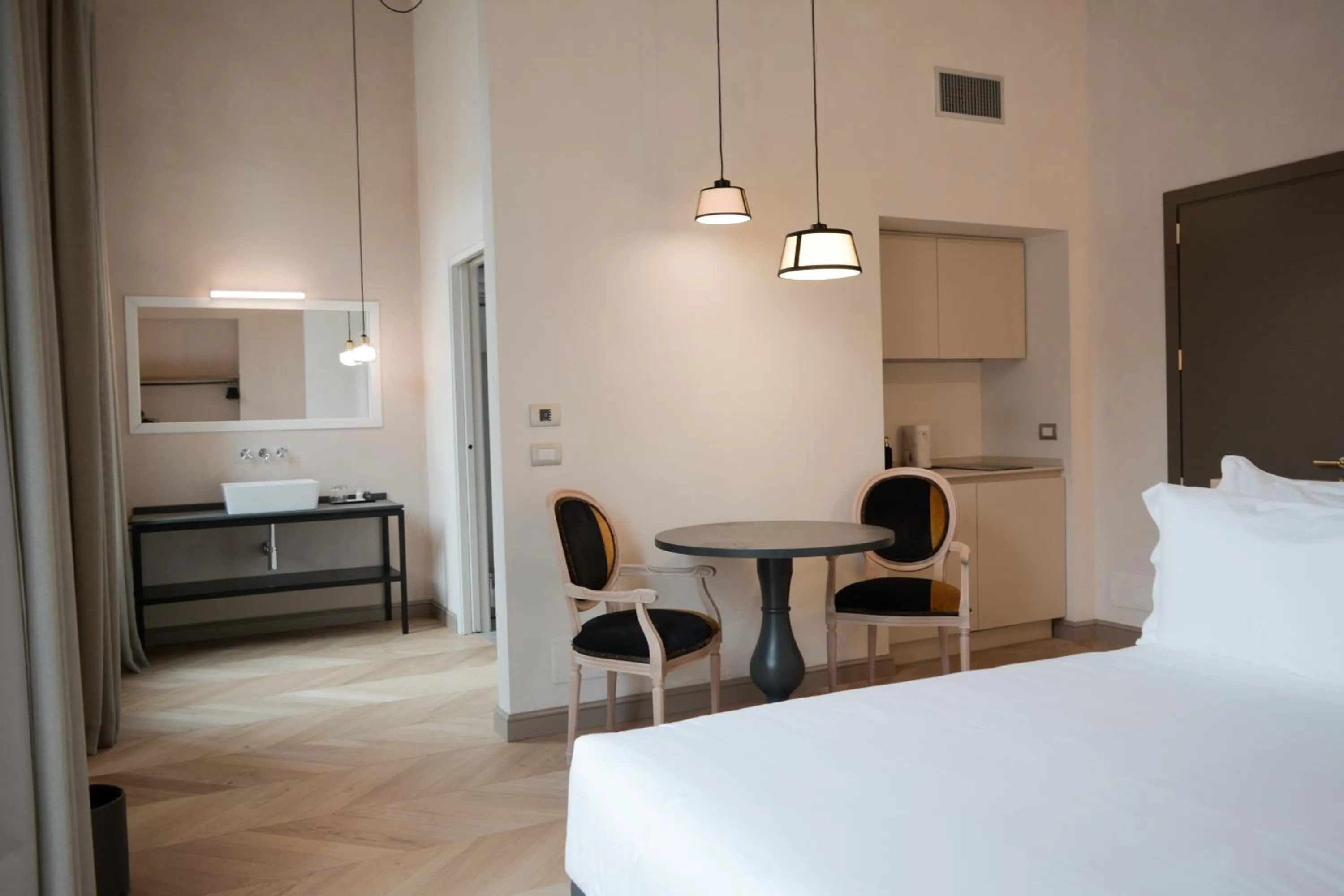 Bathroom, Bed in Opera35 Boutique Hotel