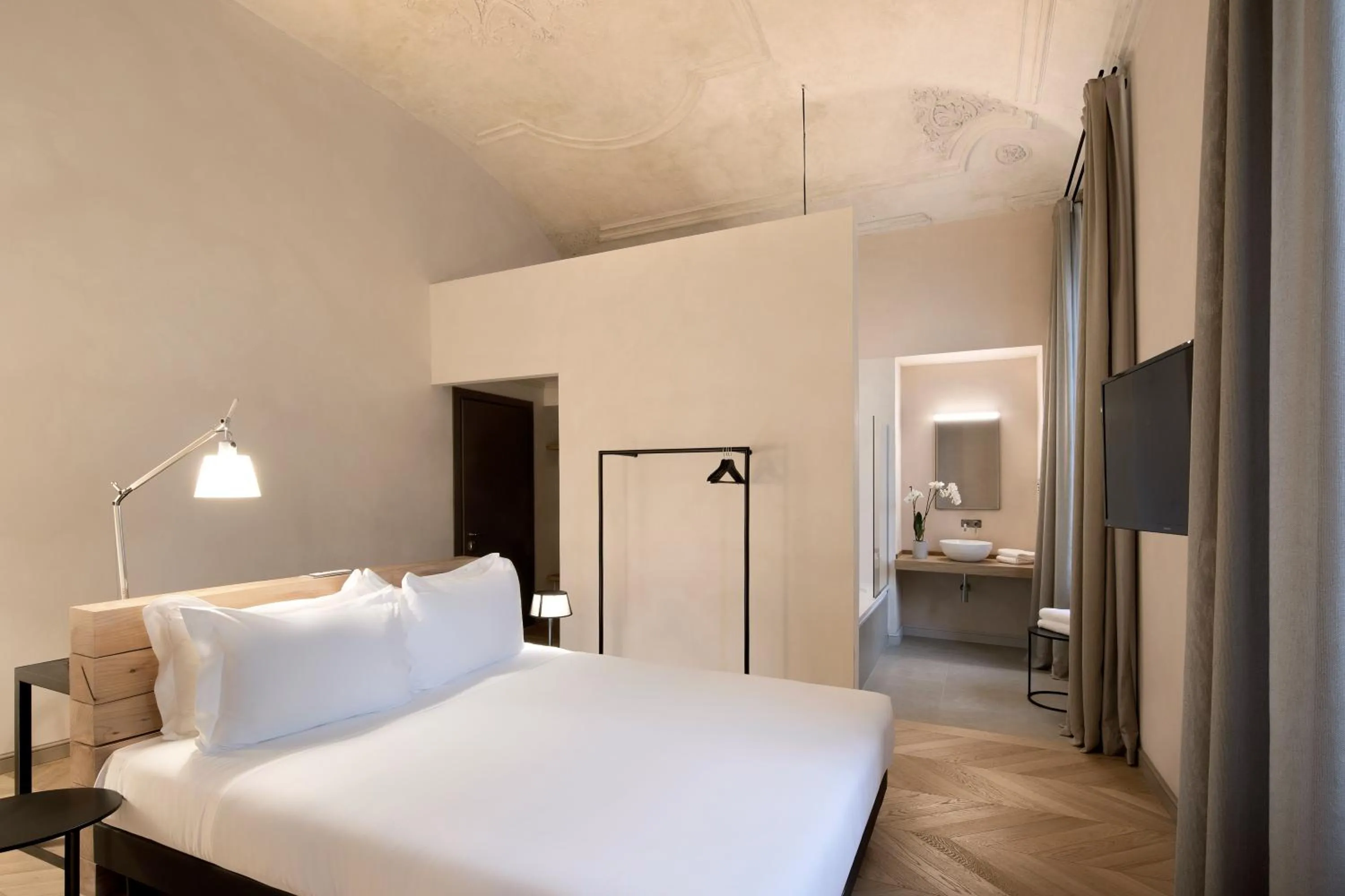 Bedroom, Bed in Opera35 Boutique Hotel