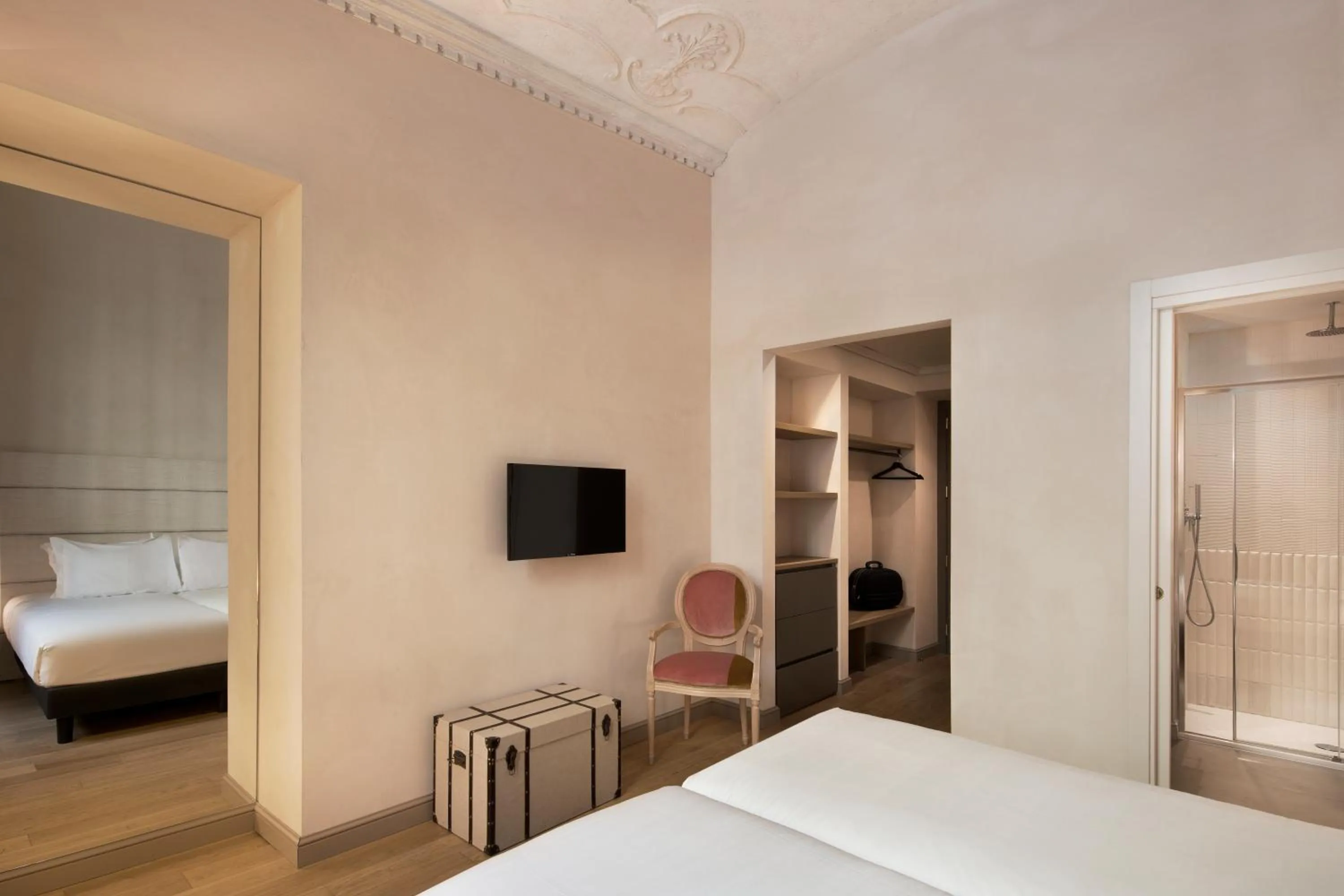 Photo of the whole room, Bed in Opera35 Boutique Hotel